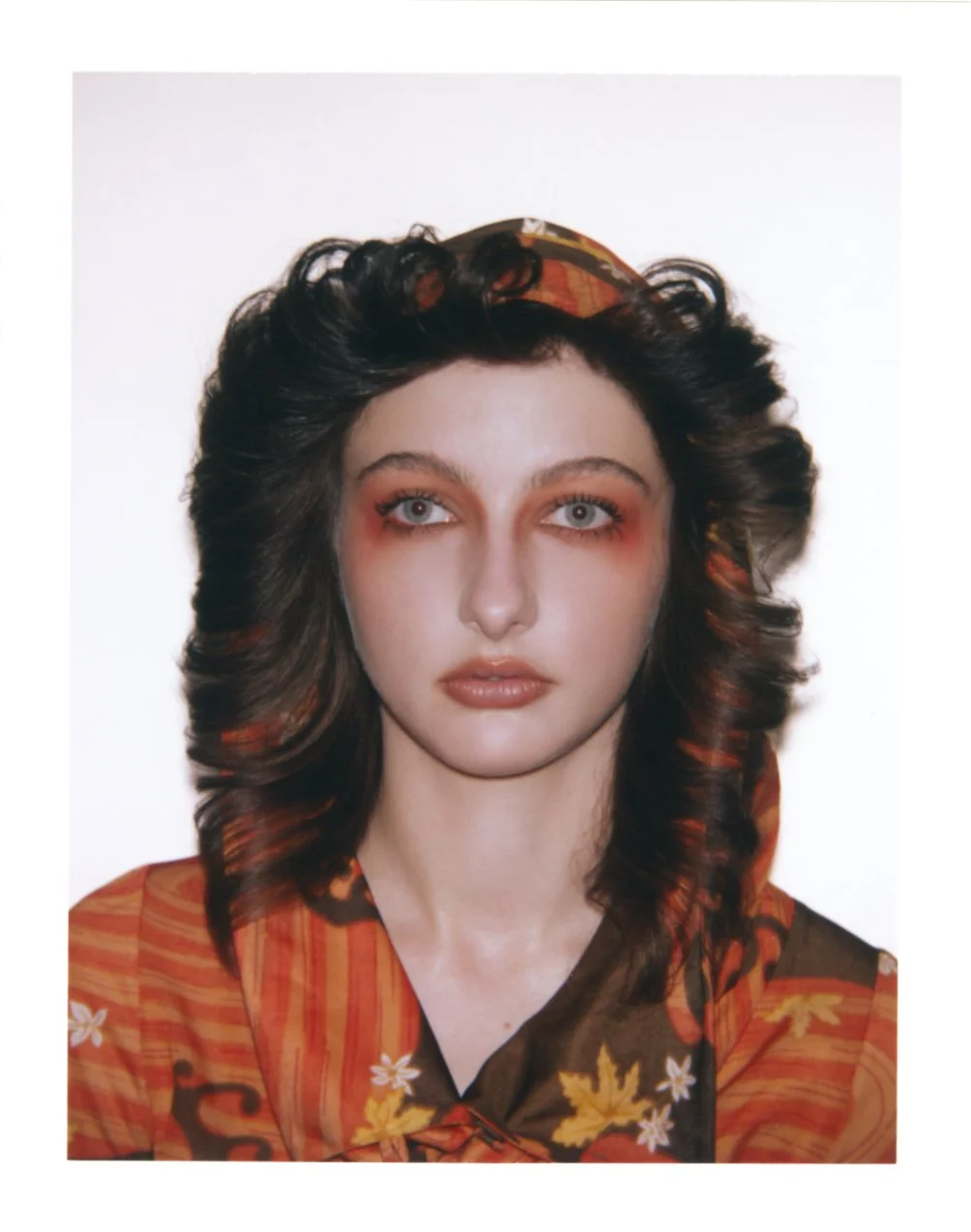 Shooting dans un studio parisien avec le photographe Jay Paulo Rodrigues pour le projet Héroïnes, mettant en avant des photos Polaroid prises avec une caméra Big Shot. La mannequin , coiffée par le coiffeur parisien Maxime Guicheteau