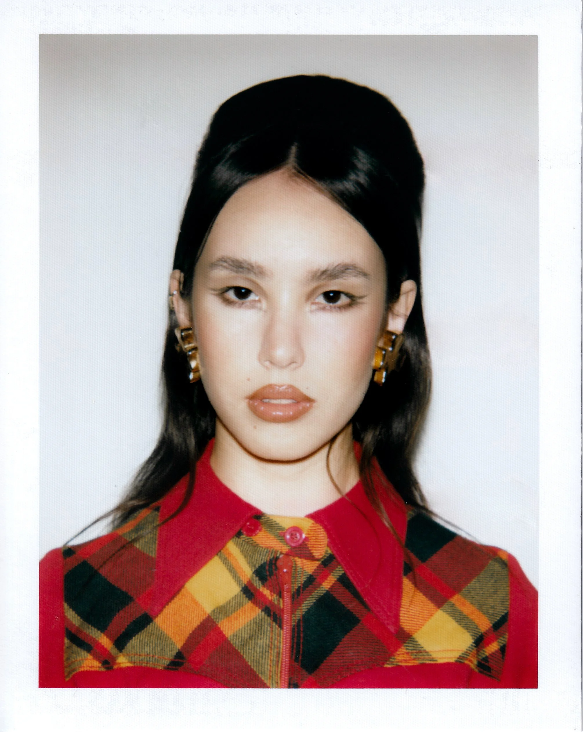 Shooting dans un studio parisien avec le photographe Jay Paulo Rodrigues pour le projet Héroïnes, mettant en avant des photos Polaroid prises avec une caméra Big Shot. La mannequin neriake, coiffée par le coiffeur parisien Maxime Guicheteau