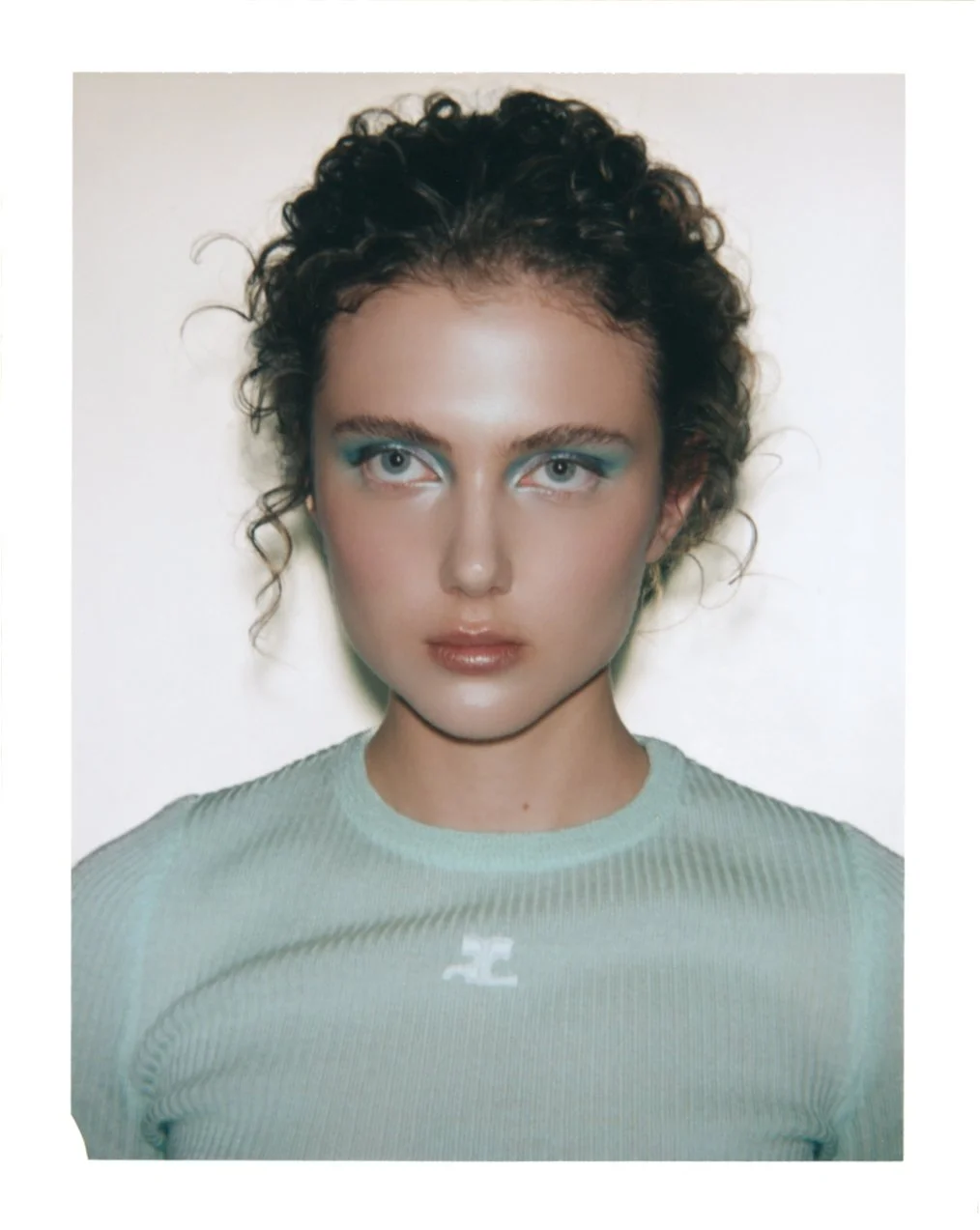 Shooting dans un studio parisien avec le photographe Jay Paulo Rodrigues pour le projet Héroïnes, mettant en avant des photos Polaroid prises avec une caméra Big Shot. La mannequin Anastasia tipaleona, coiffée par le coiffeur parisien Maxime Guichete