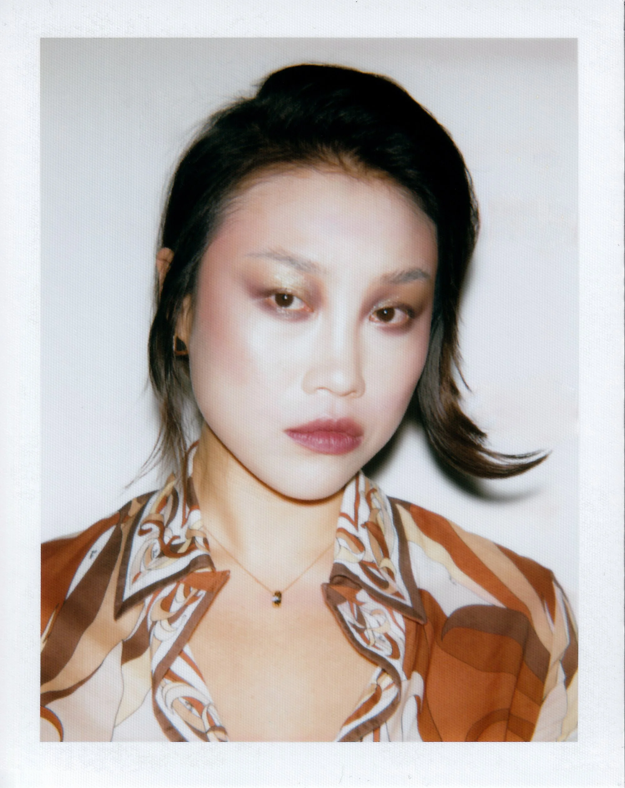 Shooting dans un studio parisien avec le photographe Jay Paulo Rodrigues pour le projet Héroïnes, mettant en avant des photos Polaroid prises avec une caméra Big Shot., coiffée par le coiffeur parisien Maxime Guicheteau