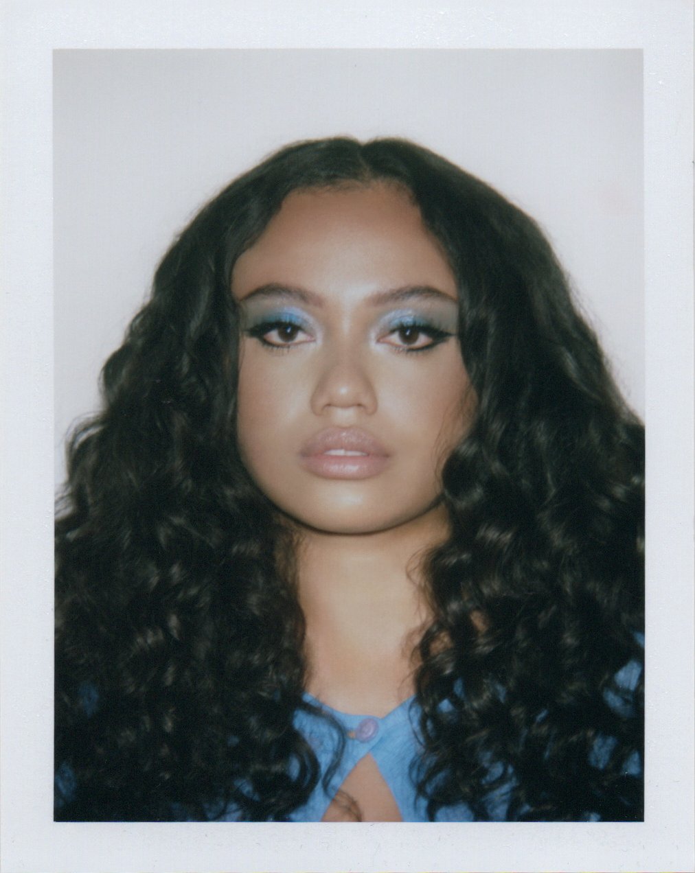 Shooting dans un studio parisien avec le photographe Jay Paulo Rodrigues pour le projet Héroïnes, mettant en avant des photos Polaroid prises avec une caméra Big Shot. La mannequin , coiffée par le coiffeur parisien Maxime Guicheteau