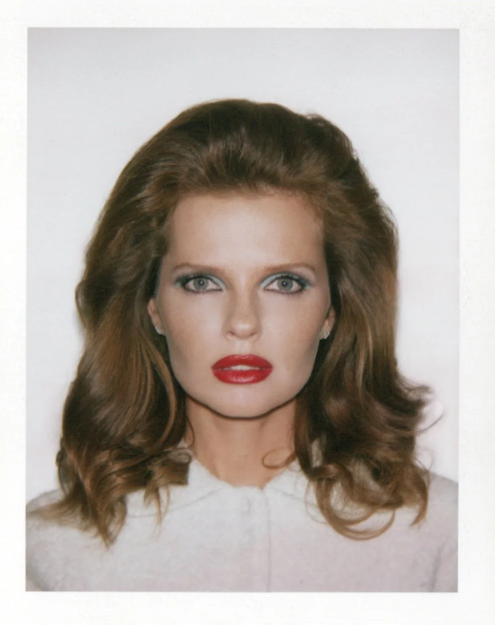 Shooting dans un studio parisien avec le photographe Jay Paulo Rodrigues pour le projet Héroïnes, mettant en avant des photos Polaroid prises avec une caméra Big Shot. La mannequin Valeria lakhina, coiffée par le coiffeur parisien Maxime Guicheteau
