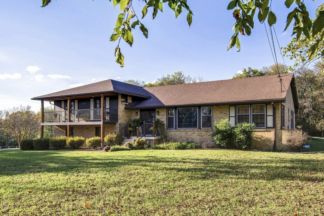 The Ultimate Vibe Perched on the River in Madison ☀️ $899,000

809 Berwick Trail, Madison, TN 37115 5 Bed, 2.5 Bath 4890 SqFt 0.75 Acres
$899,000
 🎨 Creative Living on the River 🌊 Just minutes from downtown Nashville, this one-of-a-kind all-brick h