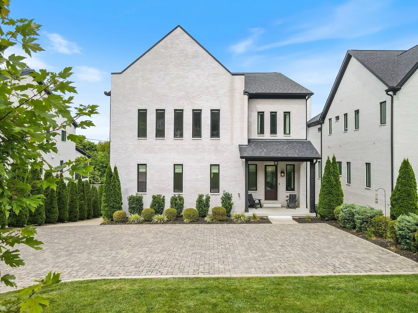 Comfort, Luxury + Smart Design in Green Hills ☀️ $2,400,000

1510 Tyne Blvd, Nashville, TN 37215 5 Bed, 6.5 Baths 6940 SqFt 0.50 Acres
$2,400,000
 ✨ The main level features a showstopping kitchen with a storage-packed island, hidden walk-in pantry, C