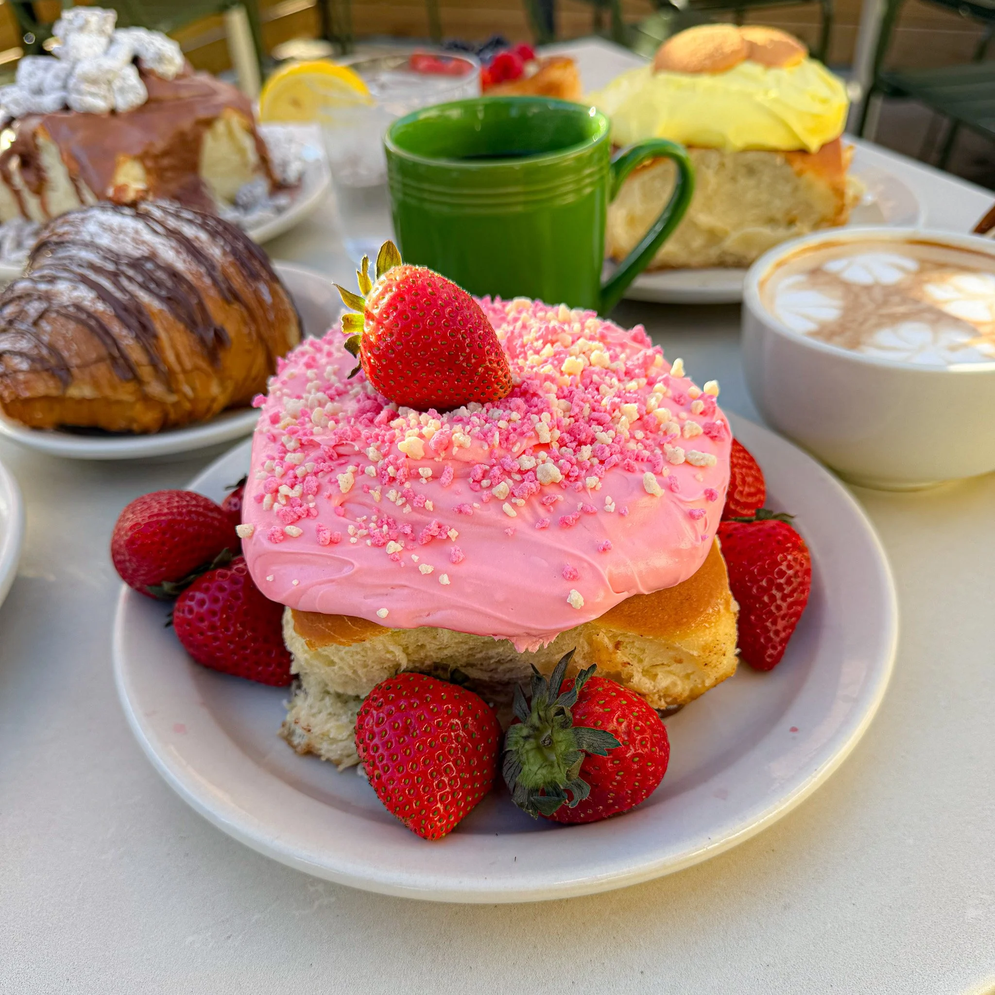 Barrett's is celebrating National Cinnamon Roll Day with a special one-day-only 4-pack!

Four flavors:

-Banana Pudding
-Puppy Chow
-Strawberry Shortcake
-Classic

$29.99 for all four. Pickup on October 16th.

Pre-Order Today! Link in Bio

#BarrettsQ