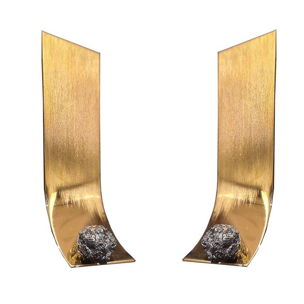 My friend Esther de Beauce has just edited these stunning earrings with 
Korean minimalist artist Lee Ufan. 
They are crafted in 18k gold with raw black diamonds.
These natural diamonds, dark due to their graphite inclusions reflect colored beams und
