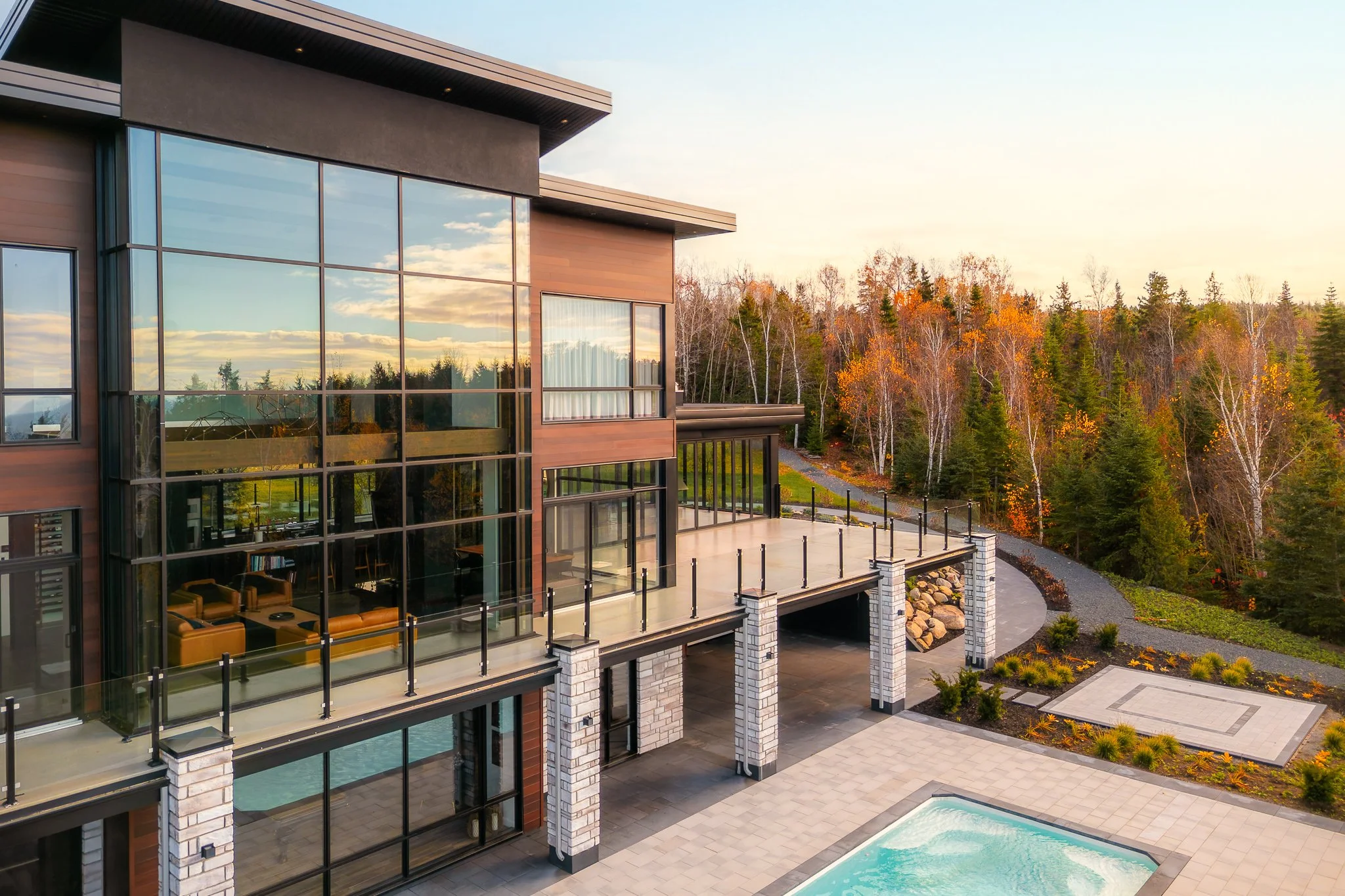 Photo d’une maison de prestige à Rimouski, captée lors d’une séance photo immobilière. Architecture moderne, lumière naturelle et mise en valeur des espaces haut de gamme.