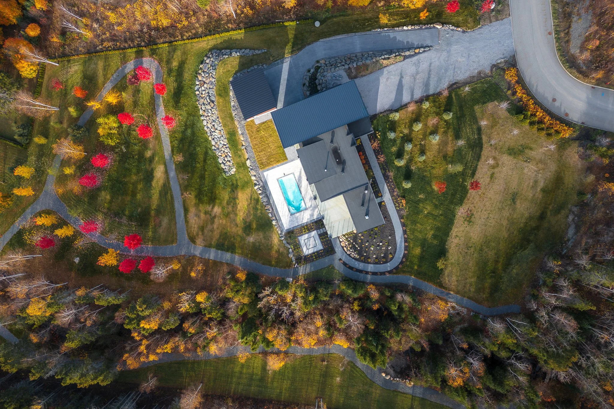 Drône, Photo d’une maison de prestige à Rimouski, captée lors d’une séance photo immobilière. Architecture moderne, lumière naturelle et mise en valeur des espaces haut de gamme.