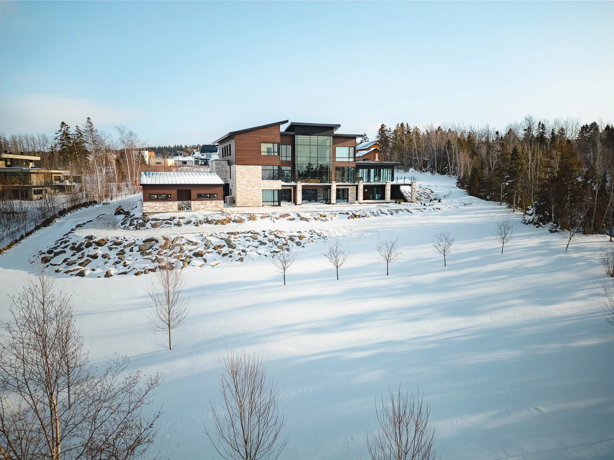 Photo d’une maison de prestige à Rimouski, captée lors d’une séance photo immobilière. Architecture moderne, lumière naturelle et mise en valeur des espaces haut de gamme, Drône Hiver