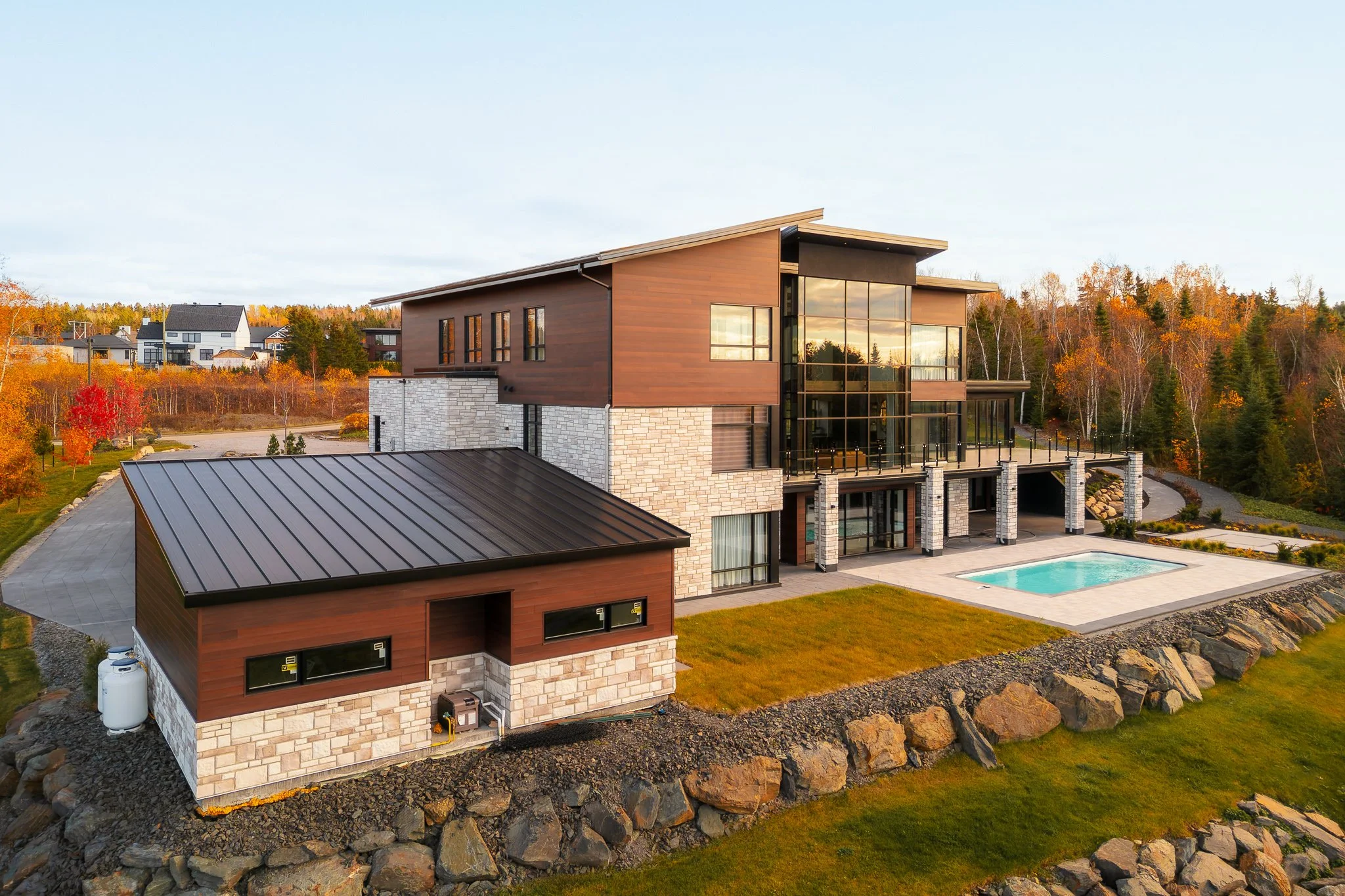 Drône, aéronef, Photo d’une maison de prestige à Rimouski, captée lors d’une séance photo immobilière. Architecture moderne, lumière naturelle et mise en valeur des espaces haut de gamme.