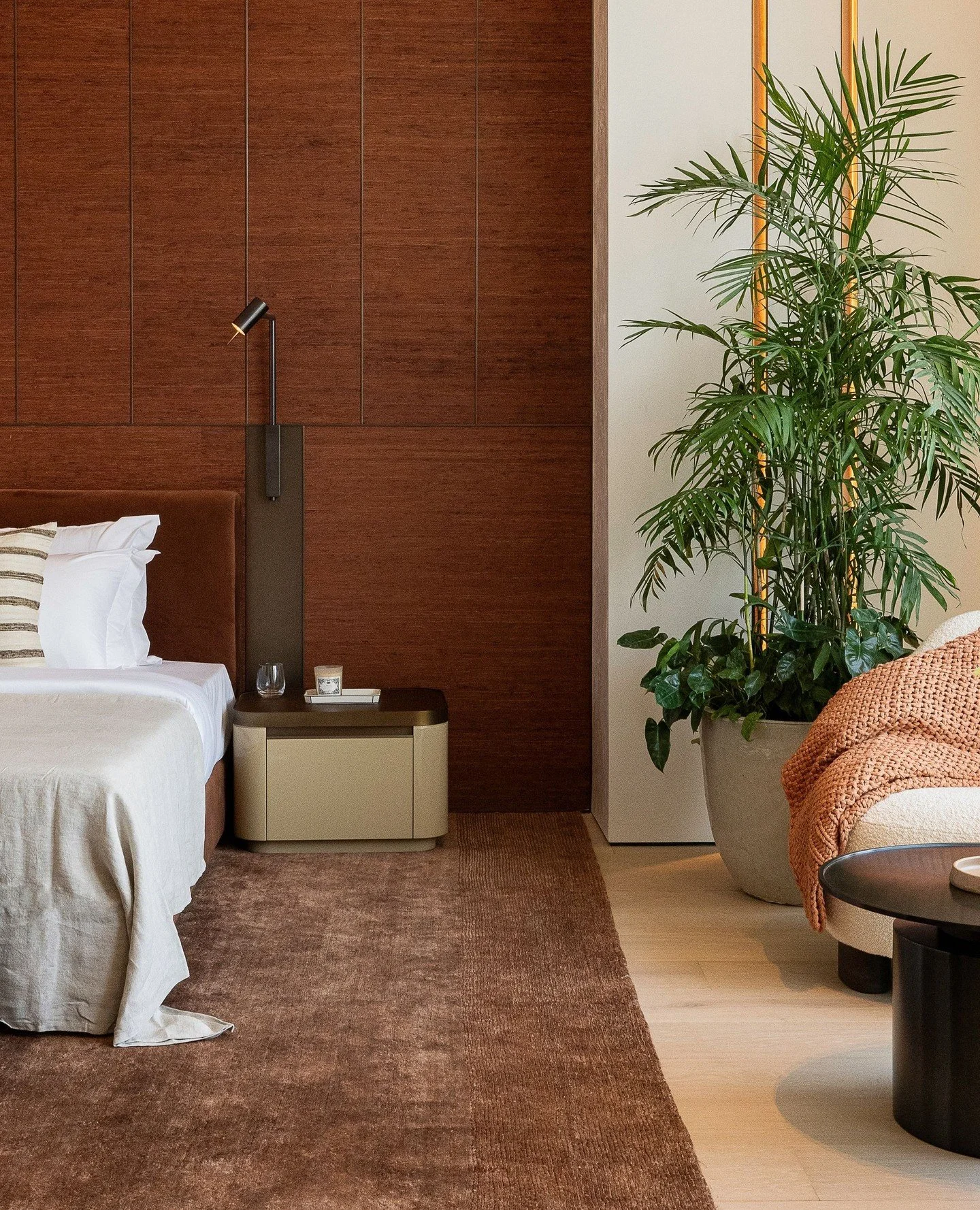 One of the cosy guest suites at the 360 West above the Mumbai skyline, where soft light, warm tones and quiet corners set the tone. A serene escape in the city. ⁠
⁠
@vandervelpen⁠
⁠
Photography by: @patriciagoijens