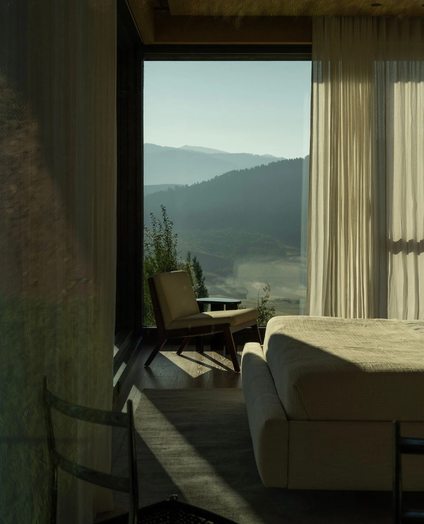 Sky House by @vandervelpen: where minimalism meets the mountains.⁠
⁠
Sky House by @vandervelpen reimagines the log home through modern European minimalism,  an energy-passive retreat in Jackson Hole designed to frame the sweeping views of the Grand T