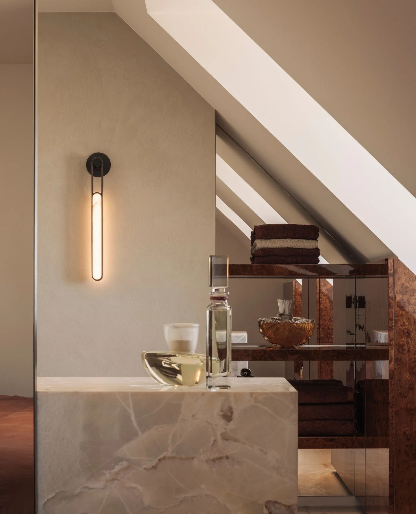 Penthouse ALIX by @merijn_degraeve⁠
⁠
Designed with a strong sense of depth, the bathroom of Penthouse ALIX is a study in reflection, texture and materiality.⁠
⁠
Mirrors amplify the space, while the expressive character of onyx and the rich finish of