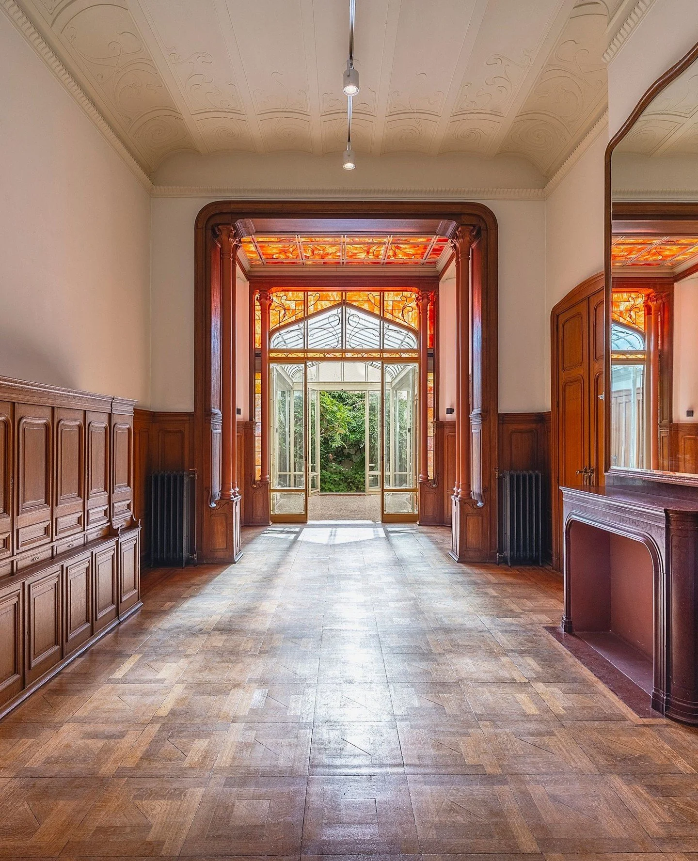 Belgian luxury real estate continues to grow.⁠
⁠
Despite economic uncertainty and shifting interest rates, the Belgian luxury property market is showing strong momentum, with a notable rise in transactions above &euro;10 million.⁠
⁠
In the first half