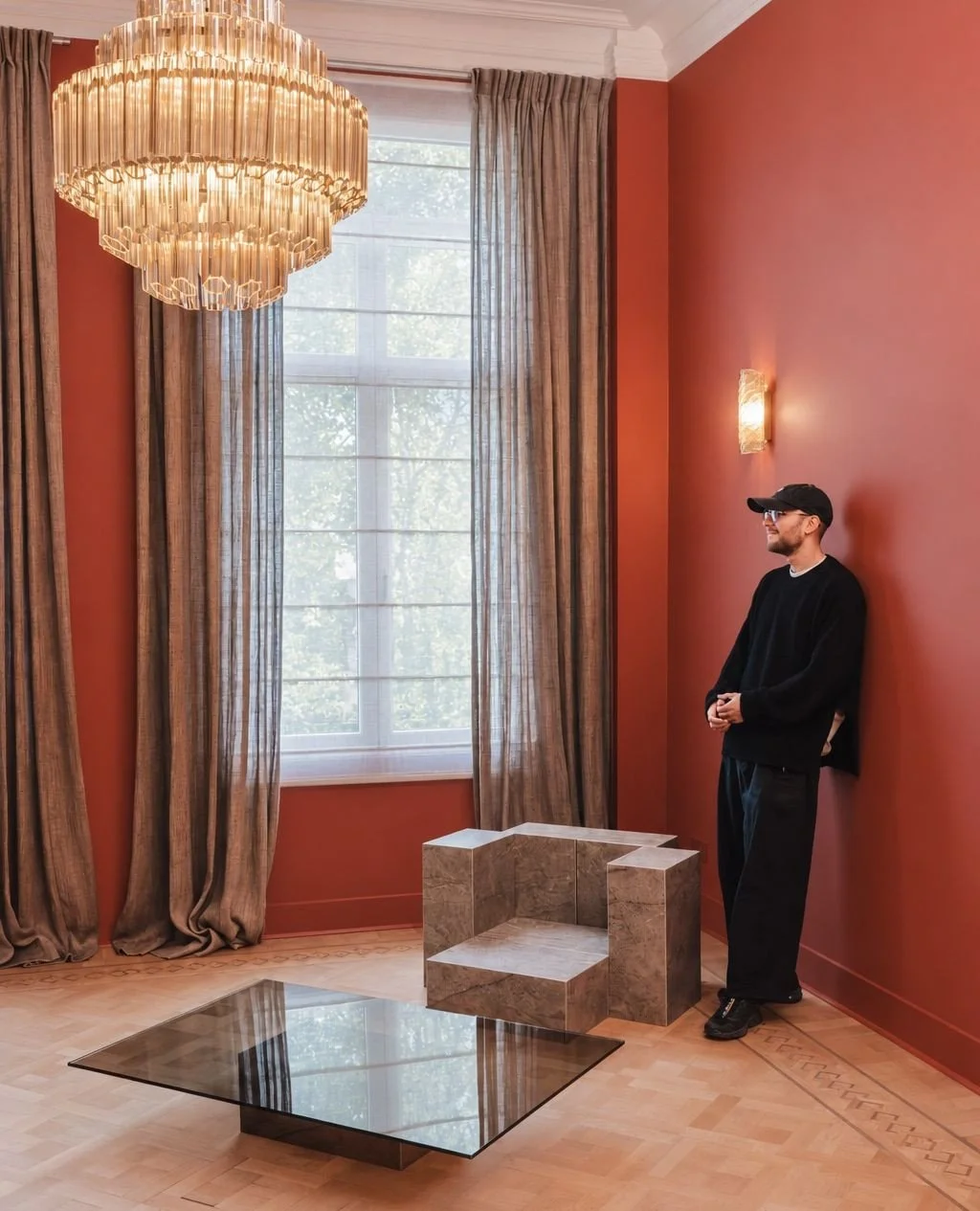 At COVERED, we initiated and coordinated the collaboration between our client @cosentinobelgium and Belgian designer @thibeauscarceriaux. Thibeau reinterpreted the familiar cubes of his War Pillars in Cosentino's new mineral surface, Ēclos Legnd, to 