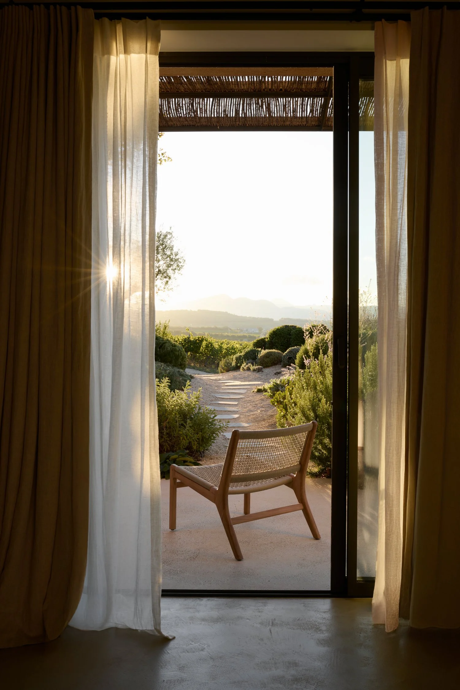 Ethnicraft_Outdoor_Jack_Woven_lounge_chair_window_02.jpg