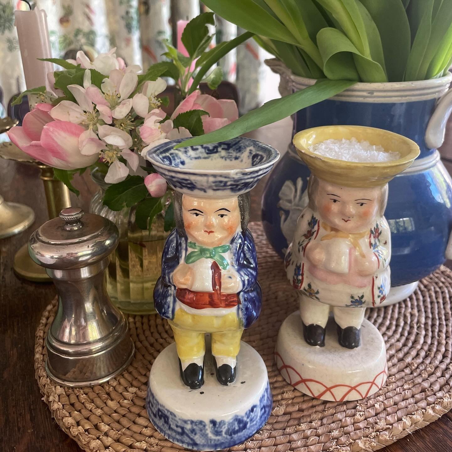 SOLD 🌟 A scarce 19th century Toby mustard pot. He is a stout little figure wearing a blue frock coat, rust red waistcoat, green neckerchief and lemon breeches. The hat and base are transfer printed in a blue willow pattern. His hat forms a little bo