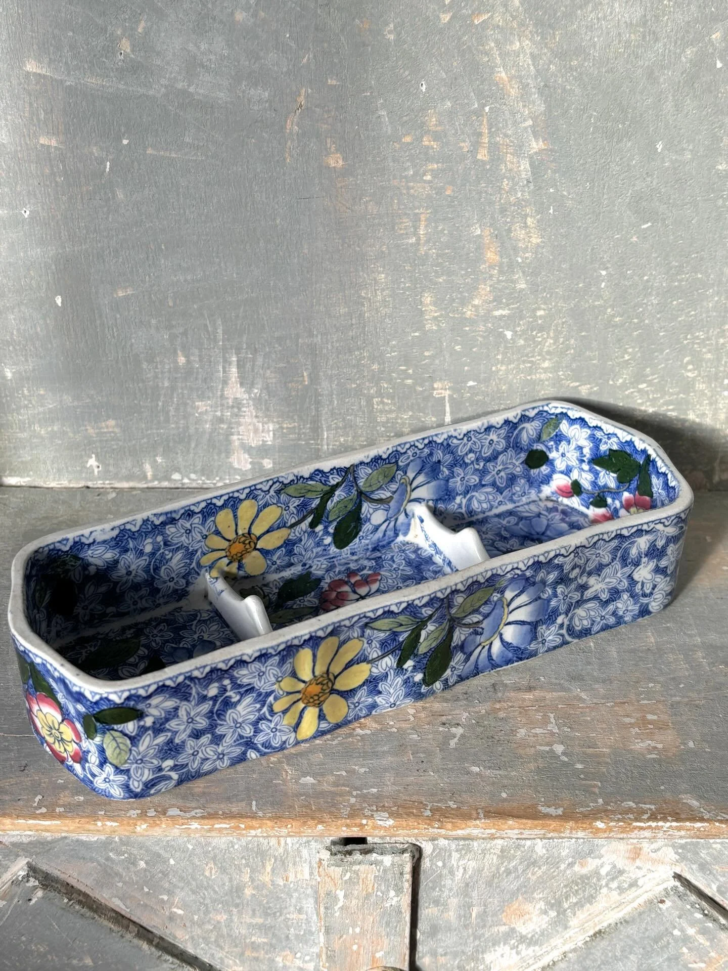 FOR SALE An antique Staffordshire transferware toothbrush holder from the Charles Meigh pottery circa 1835. It is decorated in a beautiful blue transfer printed pattern with hand coloured flowers. It is the prettiest bathroom display piece.

It has a