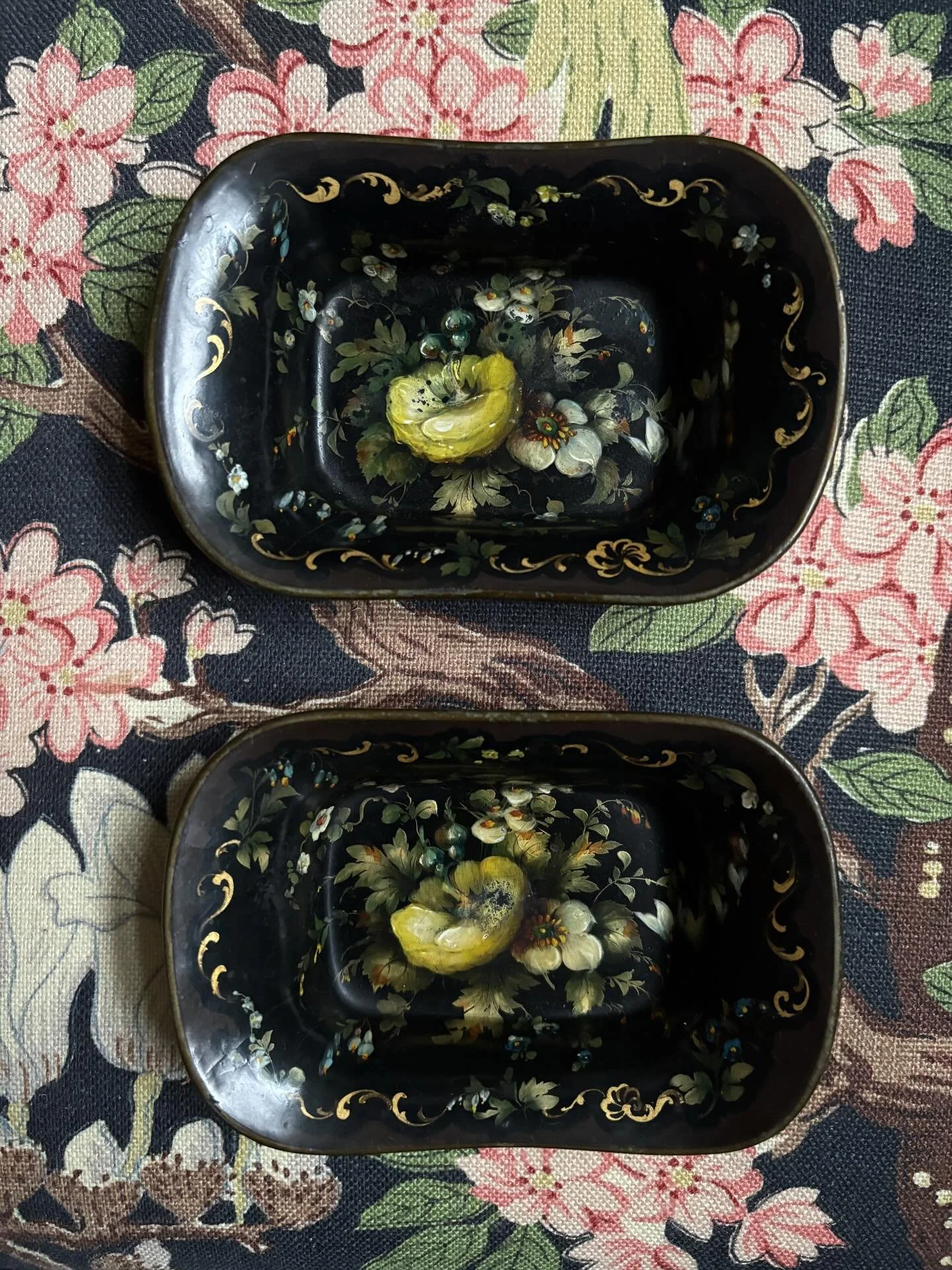 FOR SALE A pair of exquisite early 19th century papier m&acirc;ch&eacute; trinket dishes. They have been beautifully painted with finely rendered flowers and rococo swirls and their unusually small size makes them particularly rare.

They are in exce