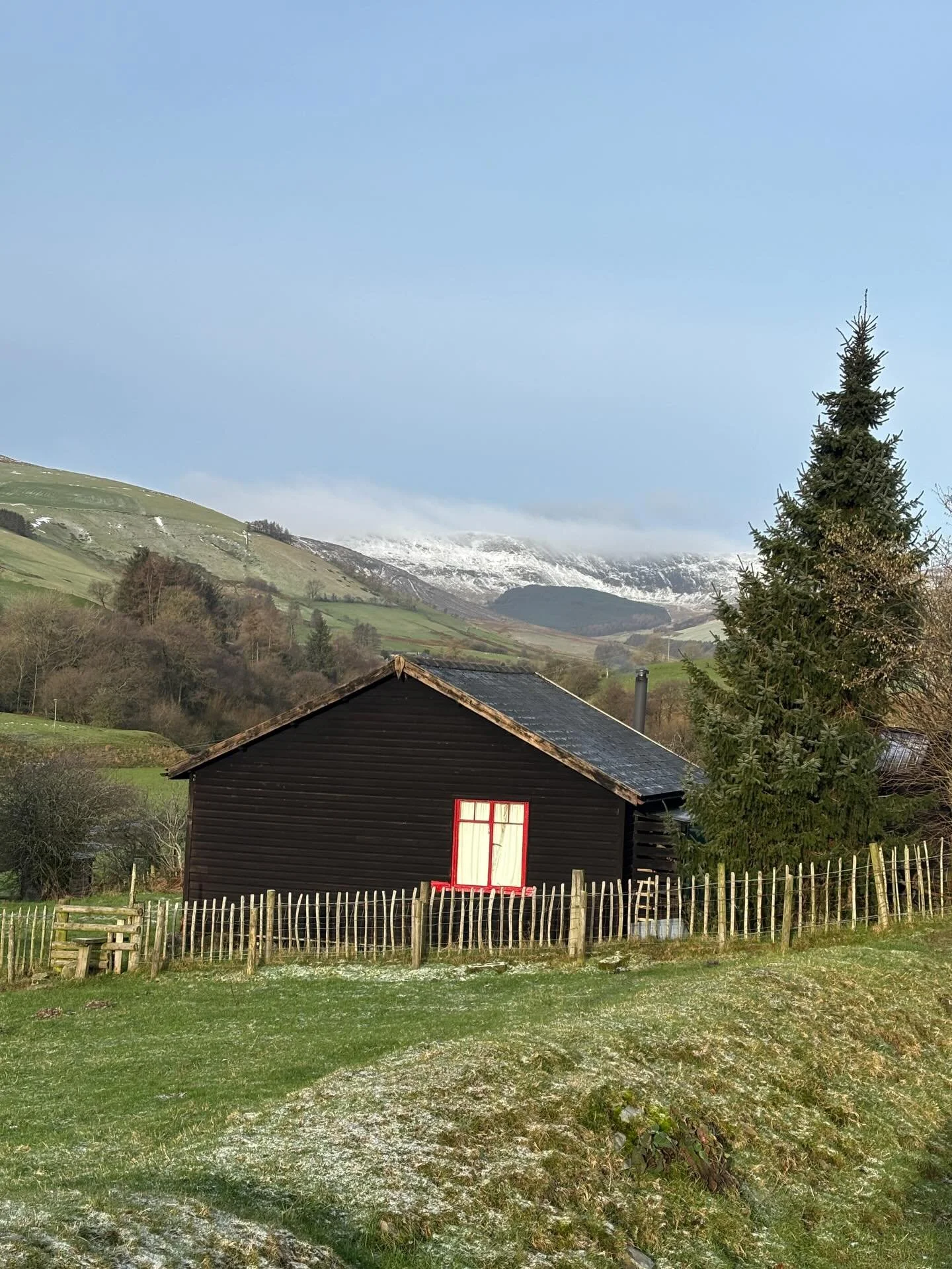 What a beautiful, crisp morning it is today. It felt like the roof was going to be blown off during the night but it was very cosy inside the Hut - I slept with a sausage dog behind my knees and a cocker spaniel around my neck! It&rsquo;s one of my f