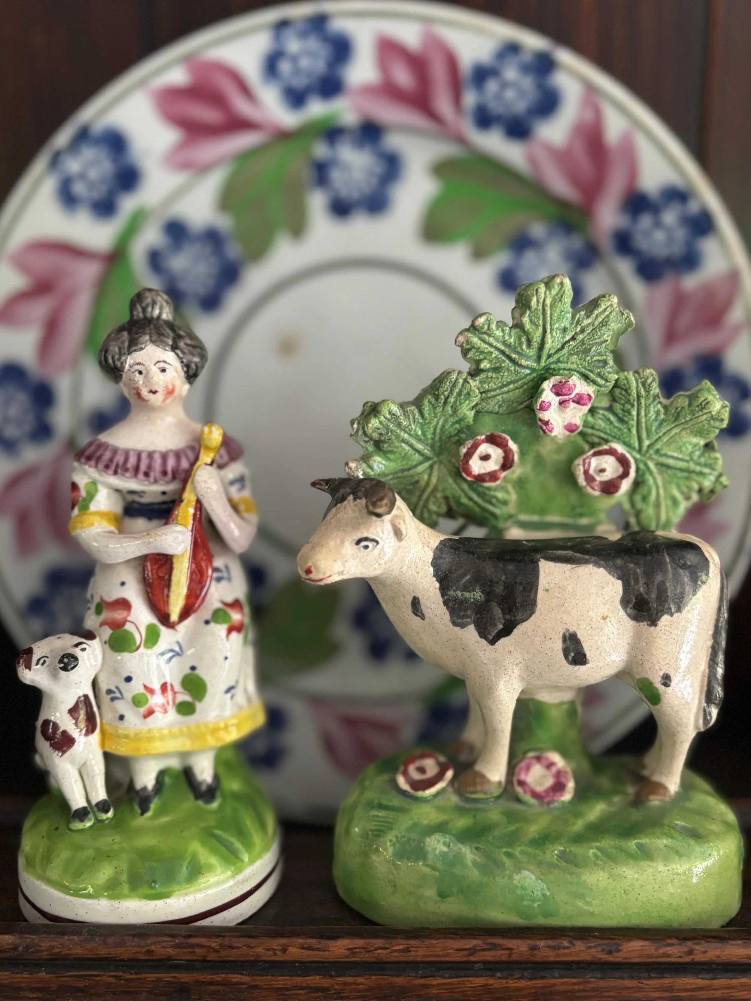 Ahhh, the bucolic delights of antique Staffordshire pottery! I will never not be utterly charmed by pieces like these. 

The two little figures, along with the wonderful spongeware plate, came home with me on Friday from @antiques_in_tents - always a