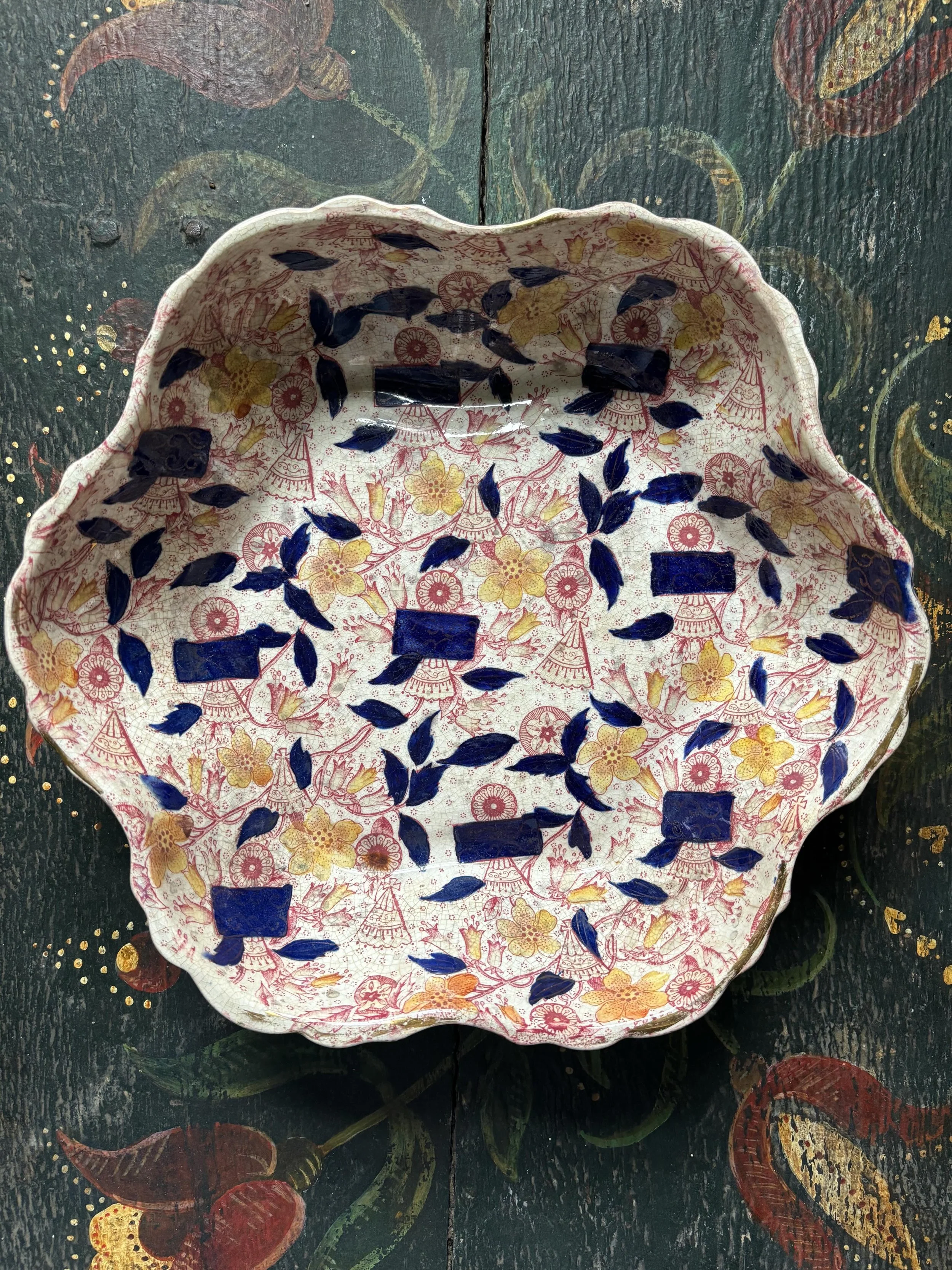FOR SALE An unusual and eye-catching late 19th century / early 20th century transferware hexagonal bowl. It has a lovely abstract pattern in classic Imari colours of cobalt blue, iron red and gilt. It would make such a pretty fruit bowl. 

It is in g