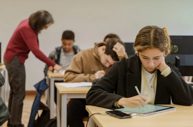 Instituto Rodrigo Guimarães e FEP lançam programa de bolsas para premiar talento e mérito