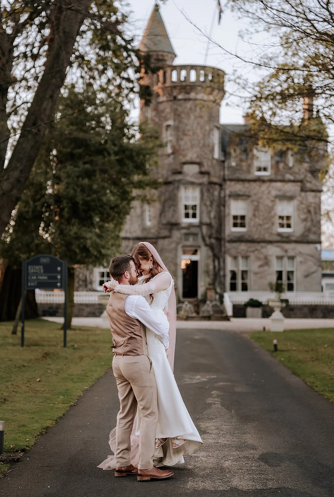 Emma + Rory - Carlowrie Castle - PREVIEWS-123.jpg