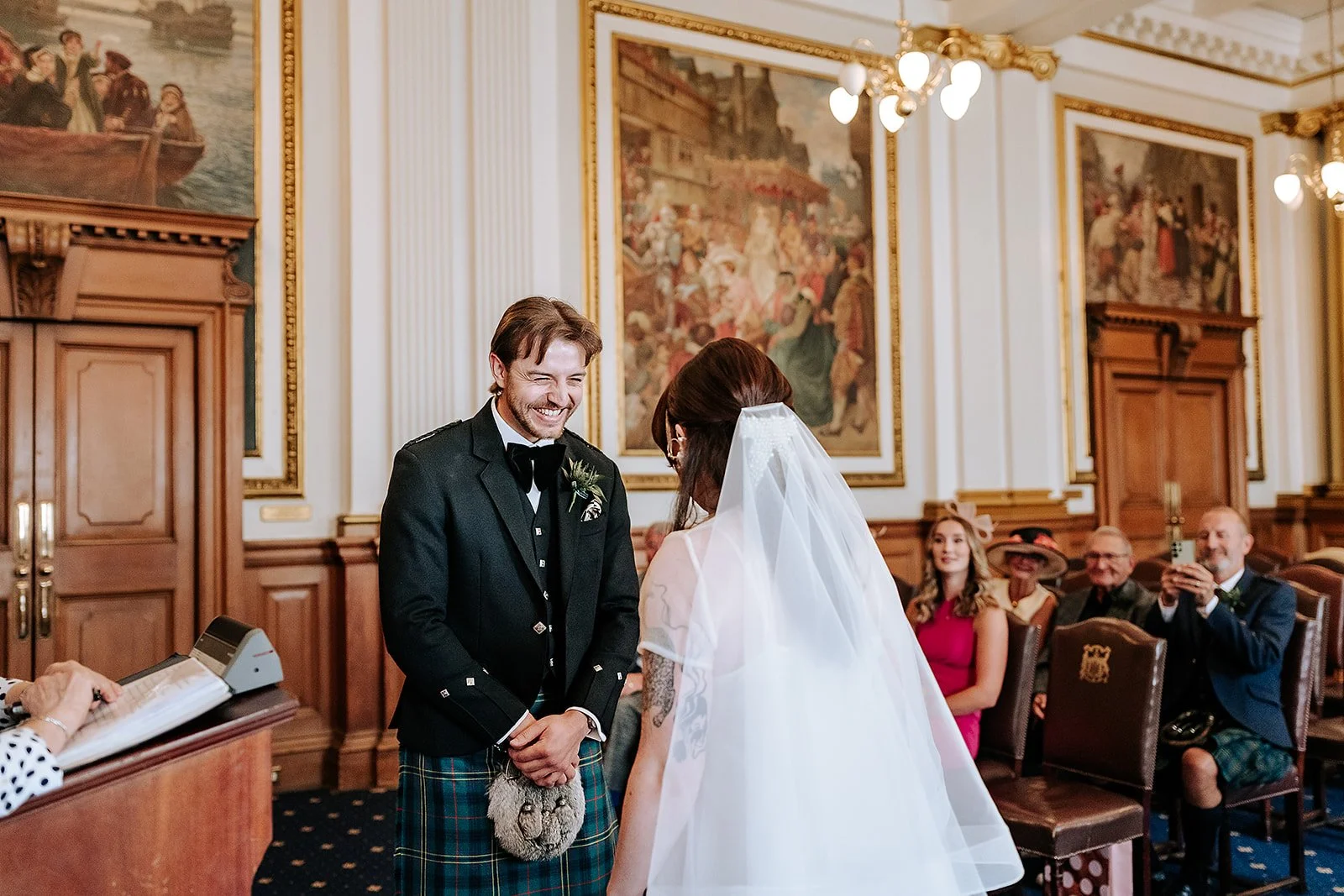 Niamh + Keiran - City Chambers (previews)-8.jpg