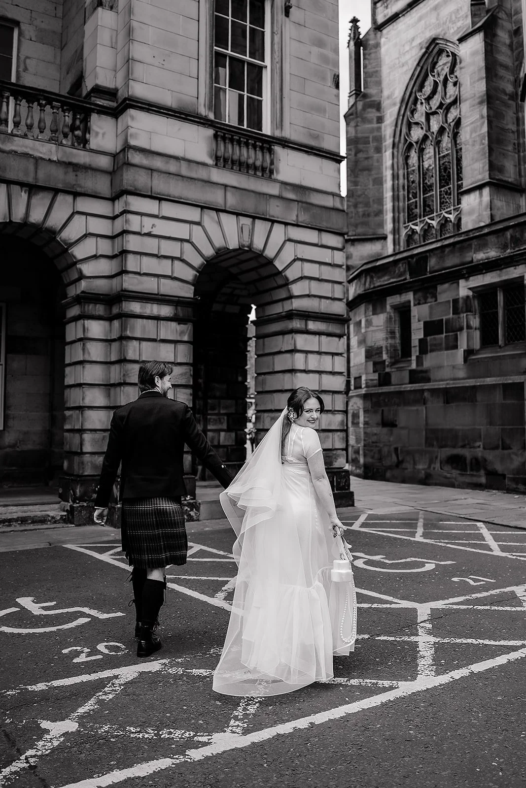 Niamh + Keiran - City Chambers (previews)-34.jpg