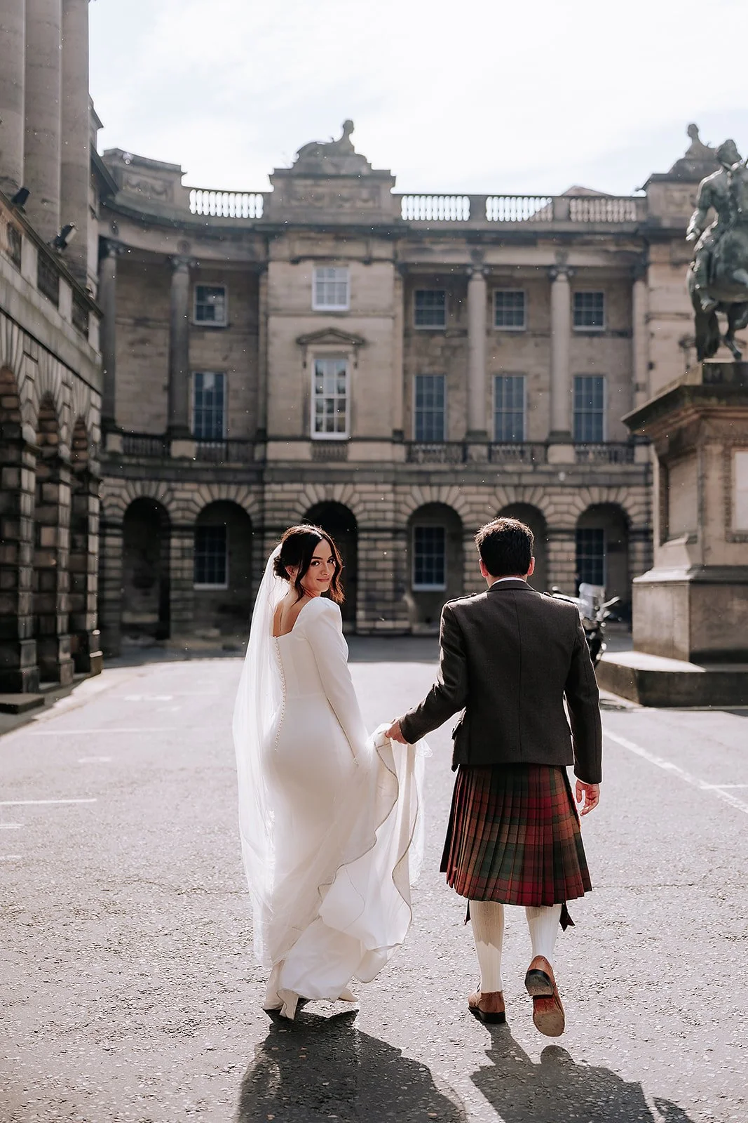 Edinburgh City Chambers wedding by Lou Rob Photo7.jpg