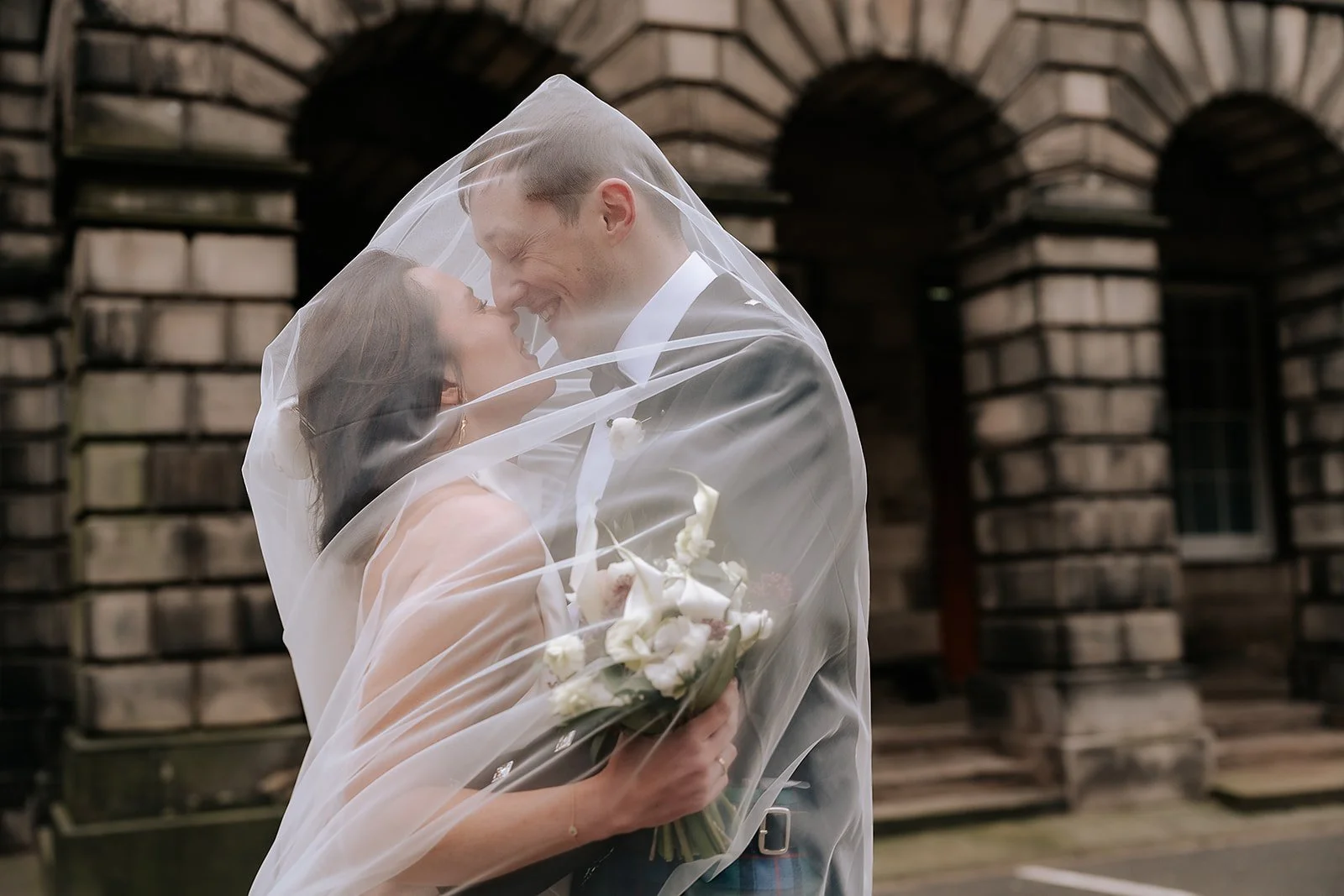 Edinburgh City Chambers wedding by Lou Rob Photo32.jpg