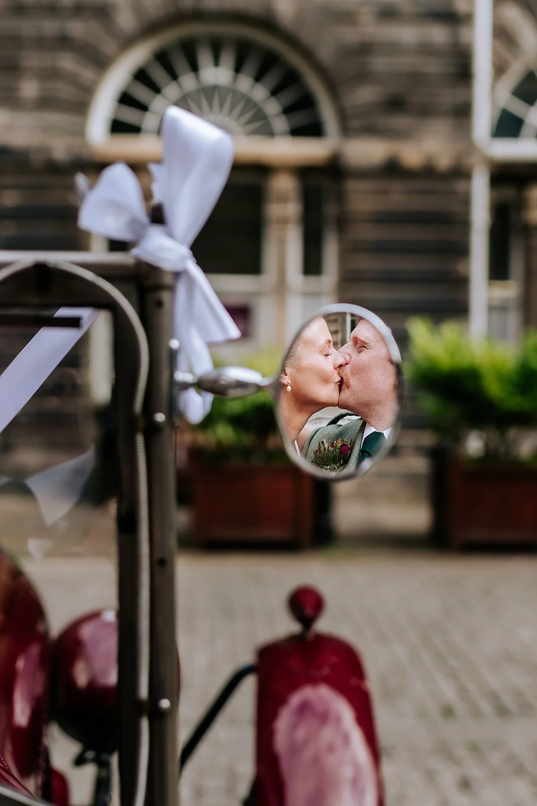 Edinburgh City Chambers wedding by Lou Rob