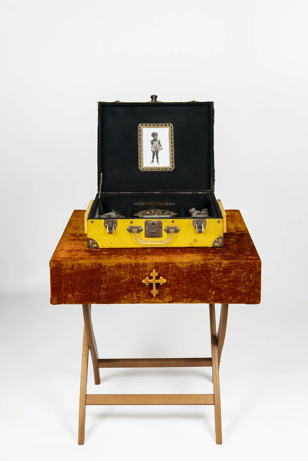 Rogério Pinto, "Relicário (Reliquary)", Assemblage: metal, inkjet print, fabric, hair, mirror, plastic, 2021