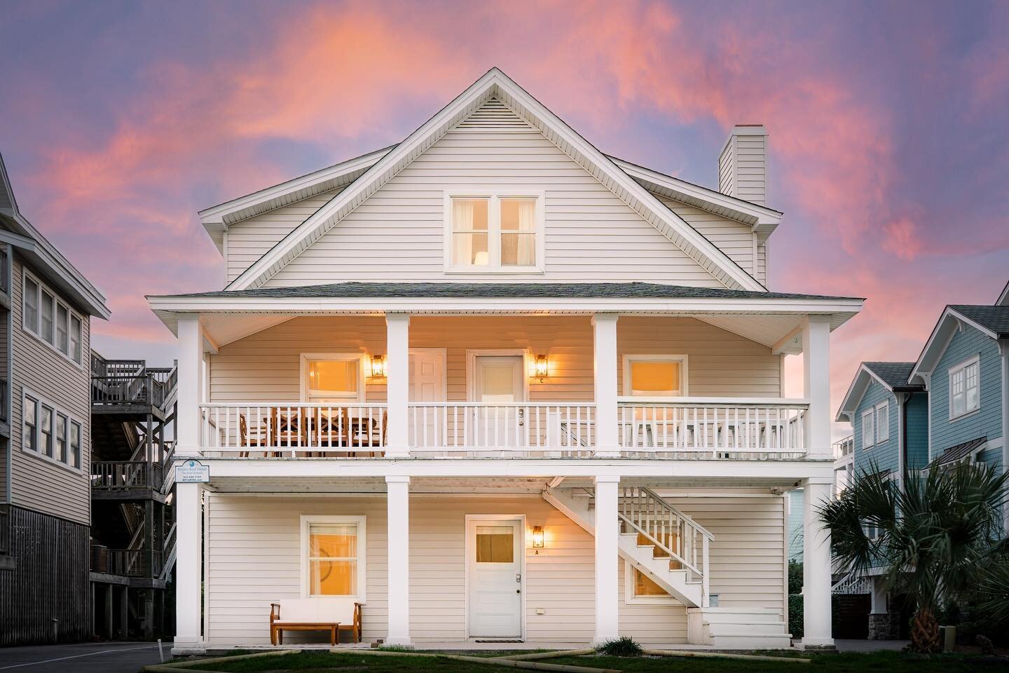 Living the coastal dream ☀️ 🌊 Casa Del Sol is the perfect spot for outdoor entertaining with stunning views of Banks Channel
&bull;
&bull;
&bull;
#beachlife #coastalliving #outdoorliving #beach #travel #vacationmode #vacationrental #realestate #airb