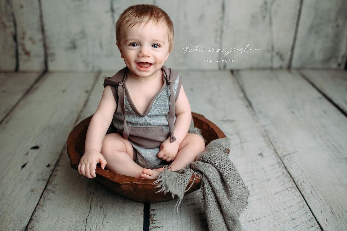 This handsome little man was all smiles for his sitter milestone session! 

When your baby is approximately 6-8ish months and able to sit up unsupported, they are usually all smiles and it's a such a fun time to capture some pictures! Don't forget to