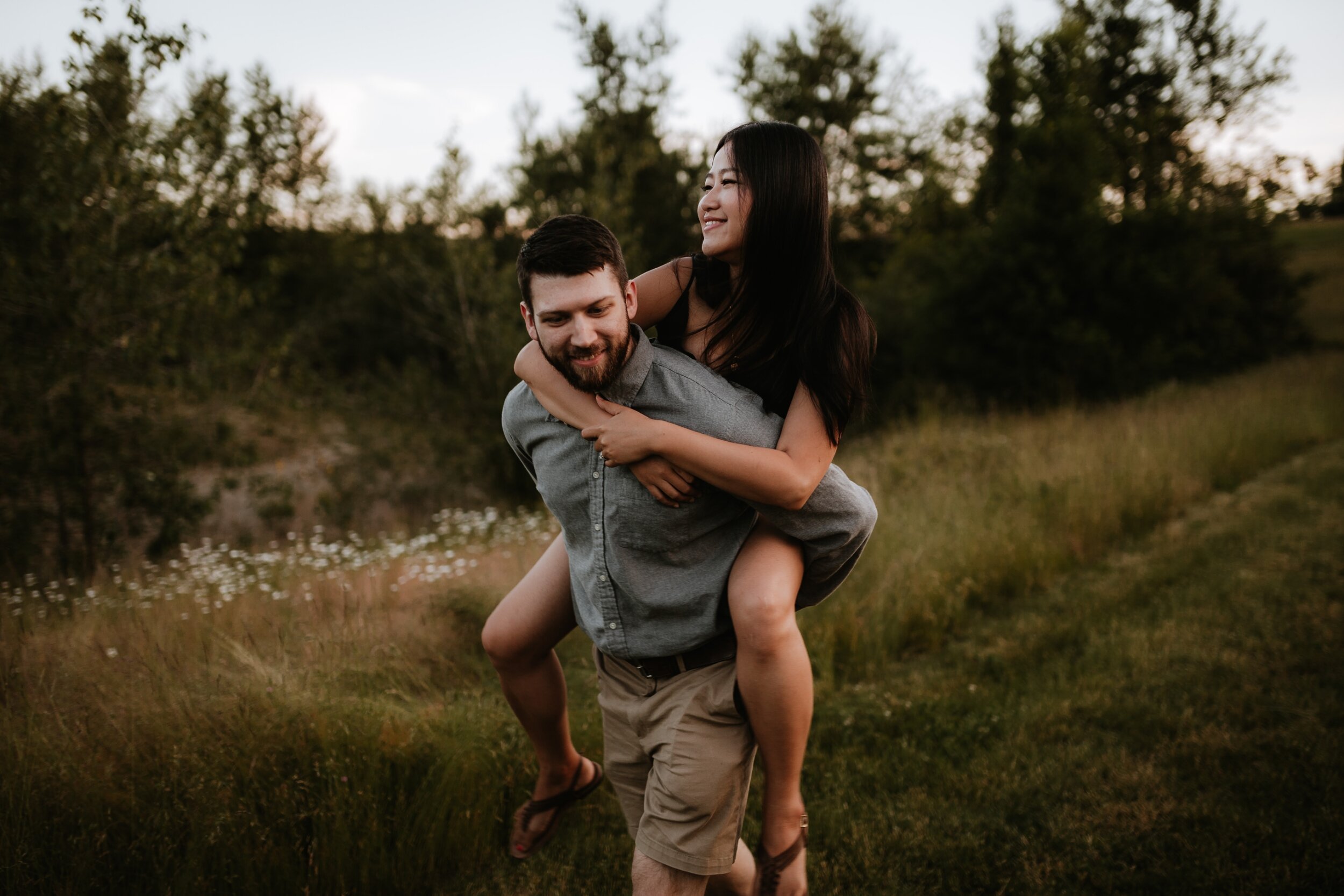 aldergrover-regional-park-engagement-session_0014.jpg