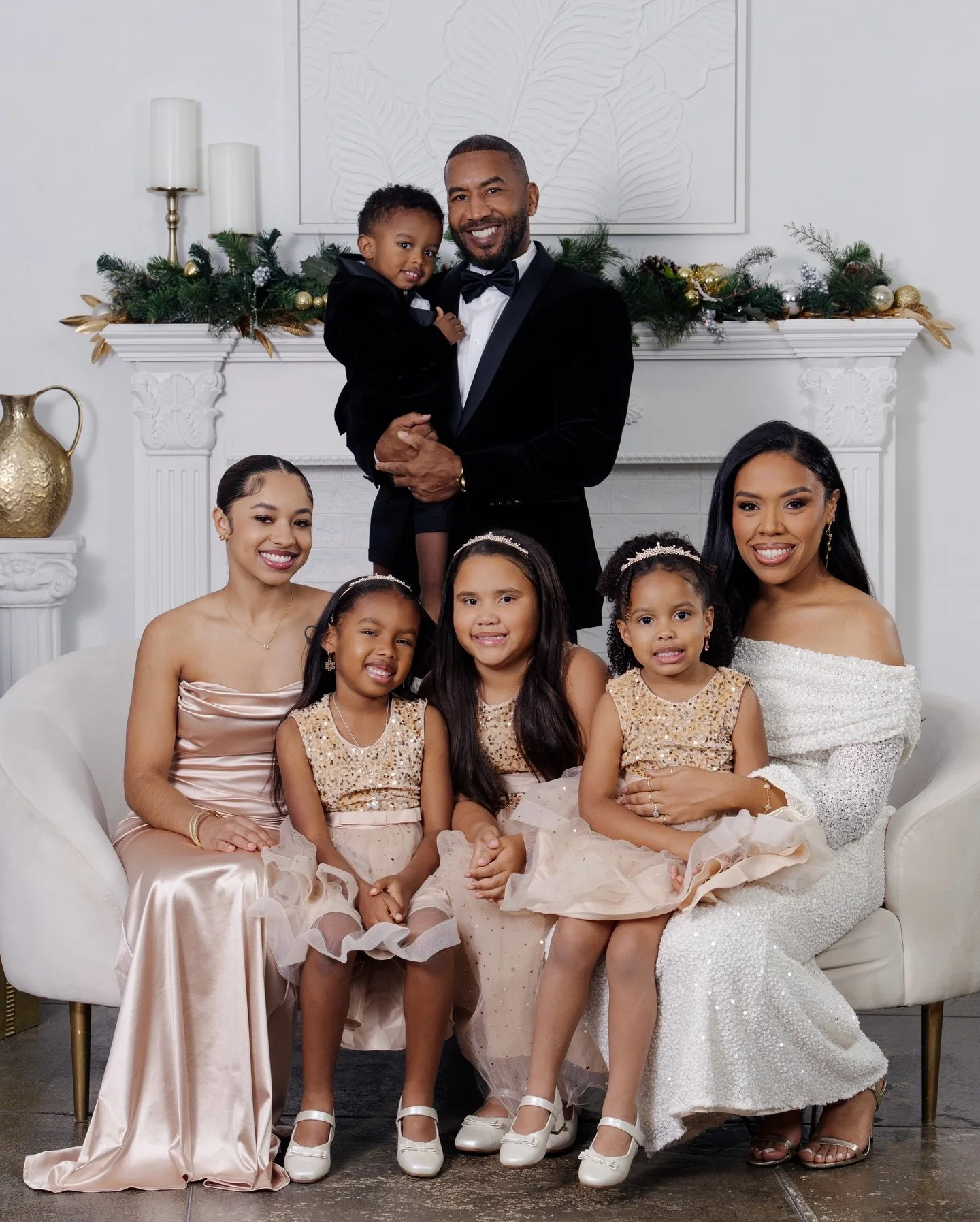 Merry Christmas, Happy Holidays 🎄🎁

Thank you again to these beautiful families - Day 2 of our mini sessions at @bfreestudios .