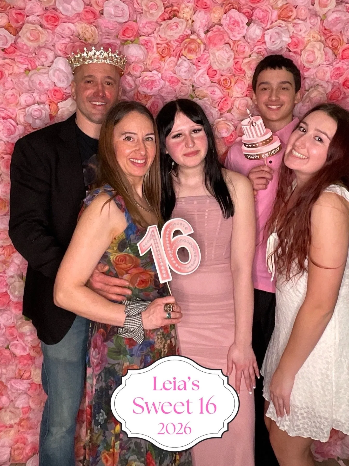 Selfie Booth + Pink Rose Wall + Photo Scrapbook = Memories that will last forever! 🌸📸🌸 

#sweet16 #photobooth #partyideas #photoboothrental #flowerwallbackdrop