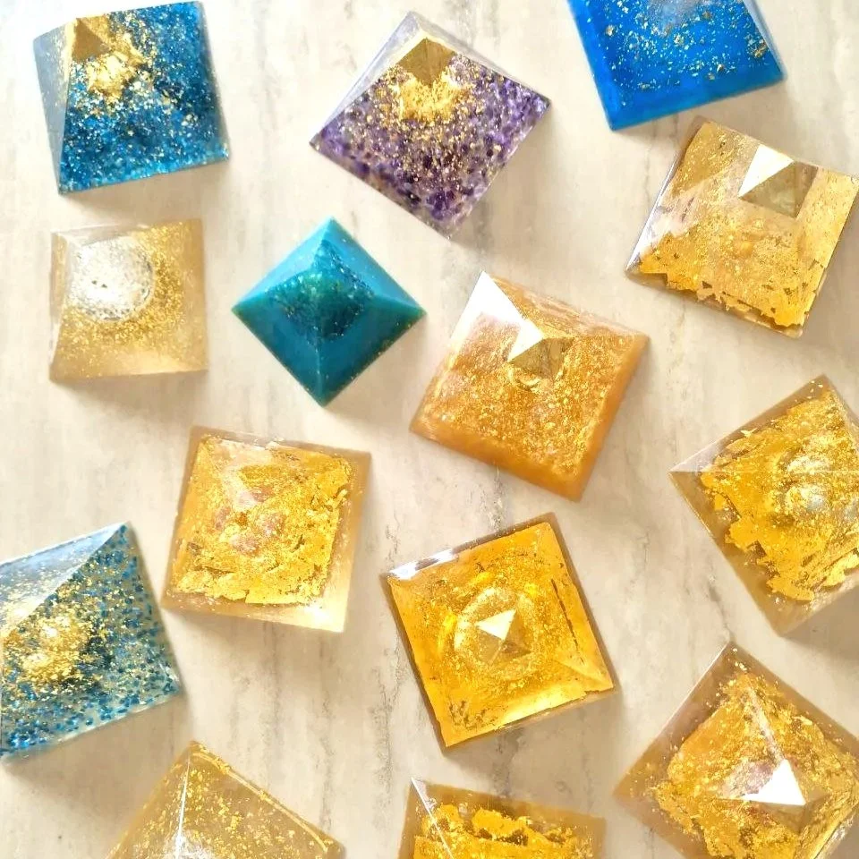 Lichtpyramiden &amp;                   Orgonite der neuen Zeit