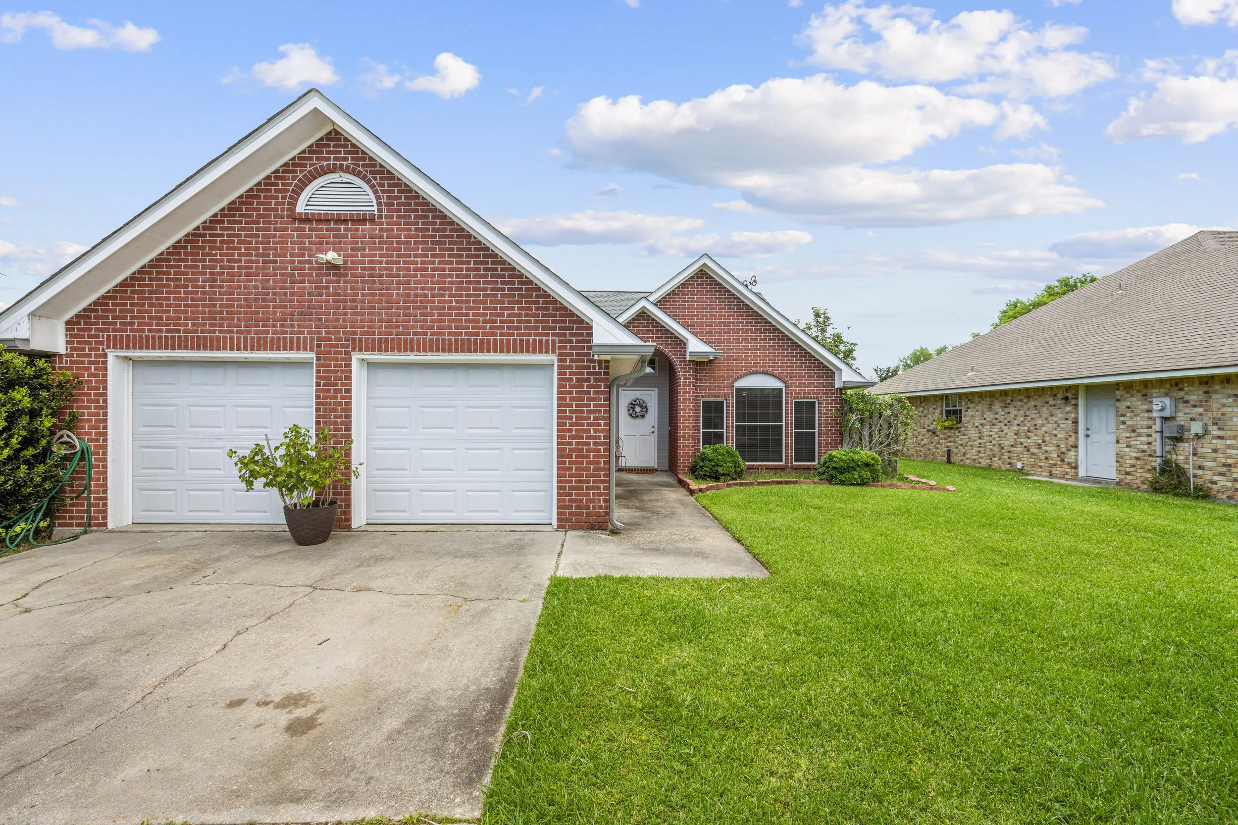 150 Moonraker Drive - 2.jpg