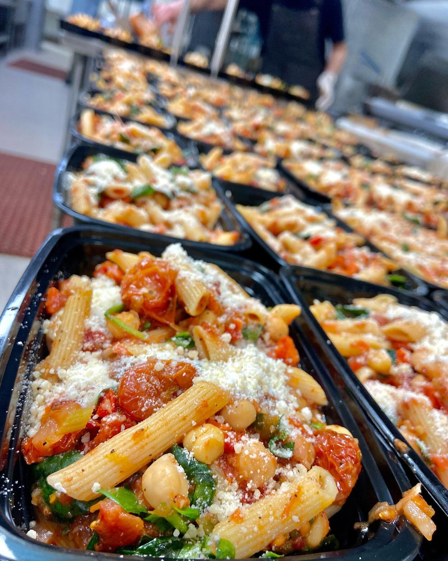 274 PASTA POMODORO AND 256 HERBED CHICKEN WITH KALE AND CARROTS

What&rsquo;s your favorite pasta??

Saturday, We had some really nice tomatoes from @sharingexcess that we turned into a classic pasta pomodoro.  Refreshing and pack full of vegetables 