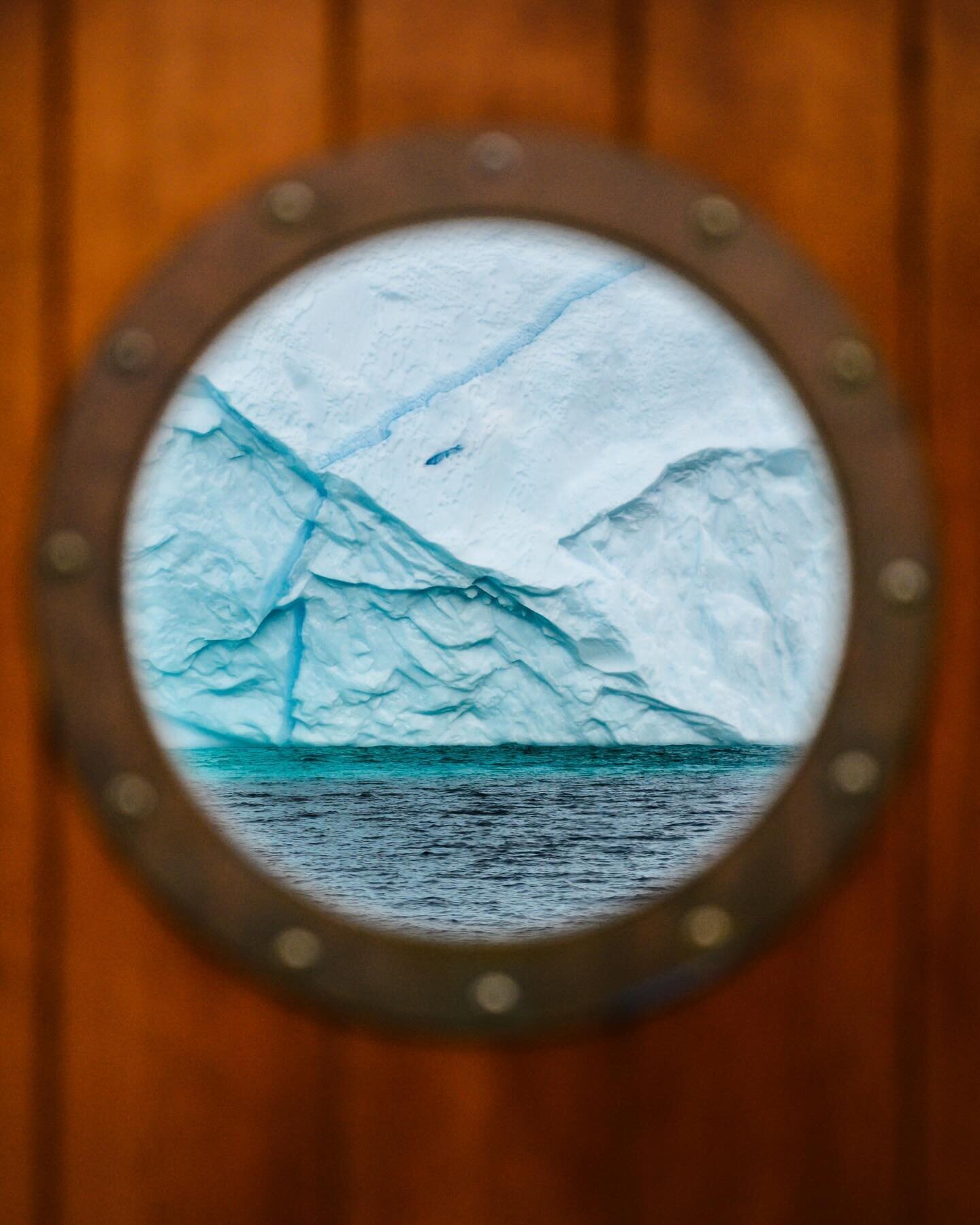 Your portal to another world, walking the fine line between destination and destiny. 

📷: @joe_shutter 

#greenland #arctic #expedition #iceberg