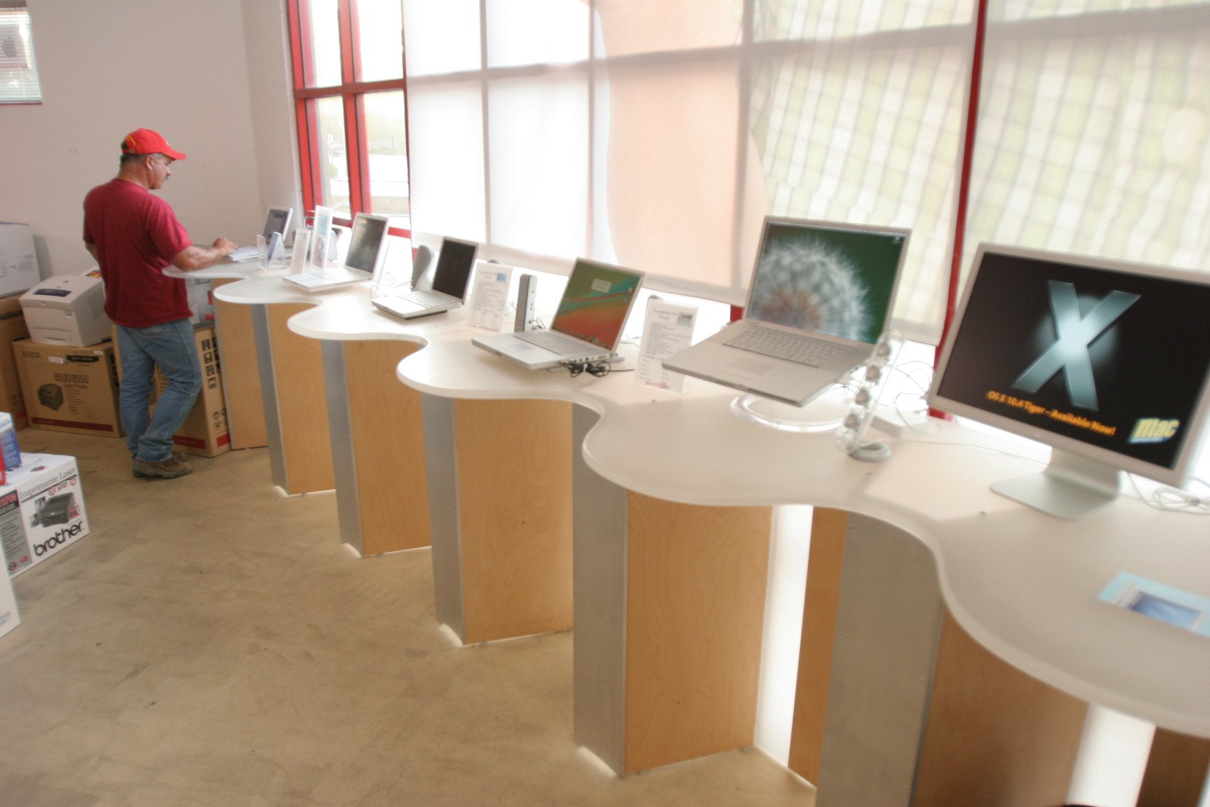 Independent Apple Store Display

