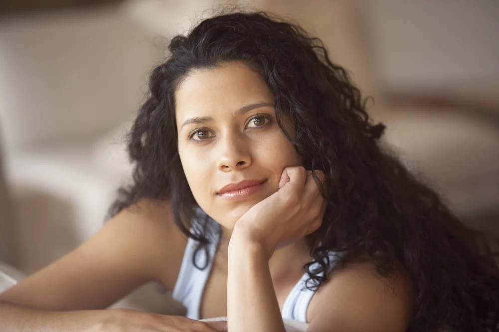 Mujer latina en un momento de calma y bienestar
