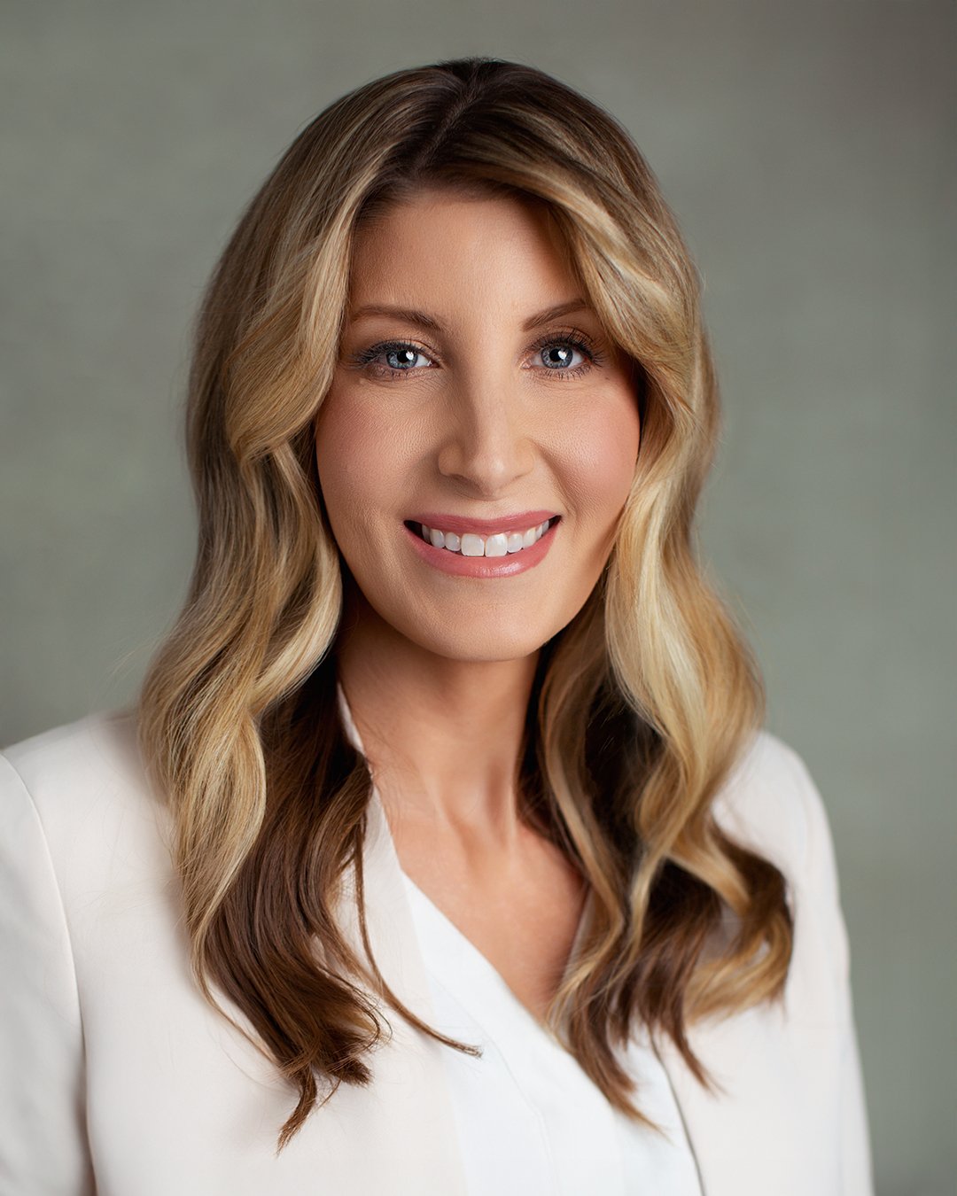 Headshots with ANGELA 🤍

Angela, a brilliant financial advisor, brought such great energy to her session! We had heavy metal and hard rock playing in the background while capturing her timeless, monochrome looks 🤘 

She ended up purchasing the exac