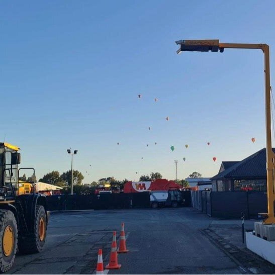 Take us back to last week where our days started with @balloonsoverwaikato scattering our skies.
What was your favourite balloon this year? 

#bluebluesky #balloonsoverwaikato #clearskys #gap #fill #makingyourjobeasier #GNF #GNFaggregates #urbanquarr