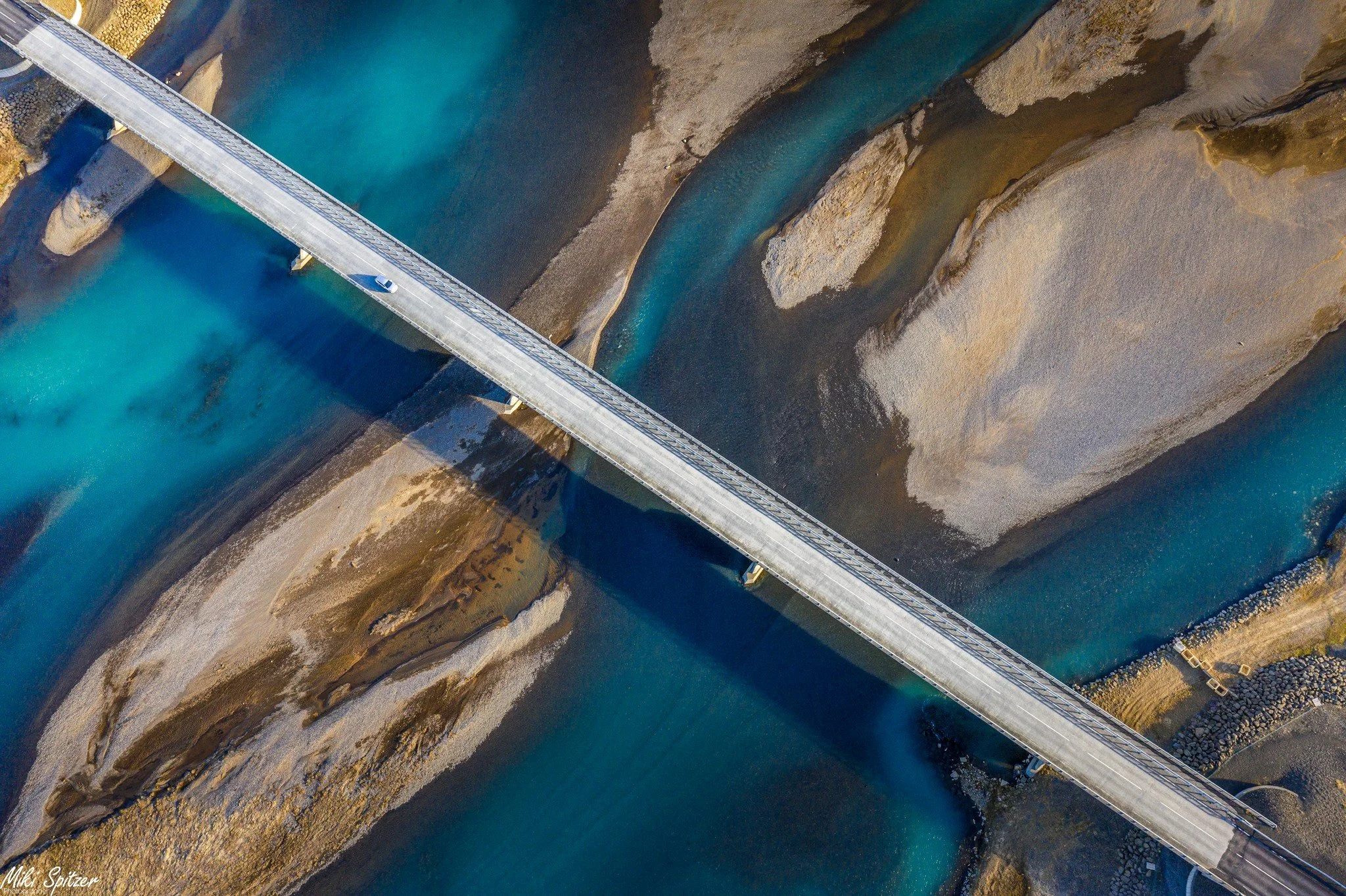 Should You Use AI to Plan a Trip to Iceland? Pros, Cons, and the Smart Way to Use It.