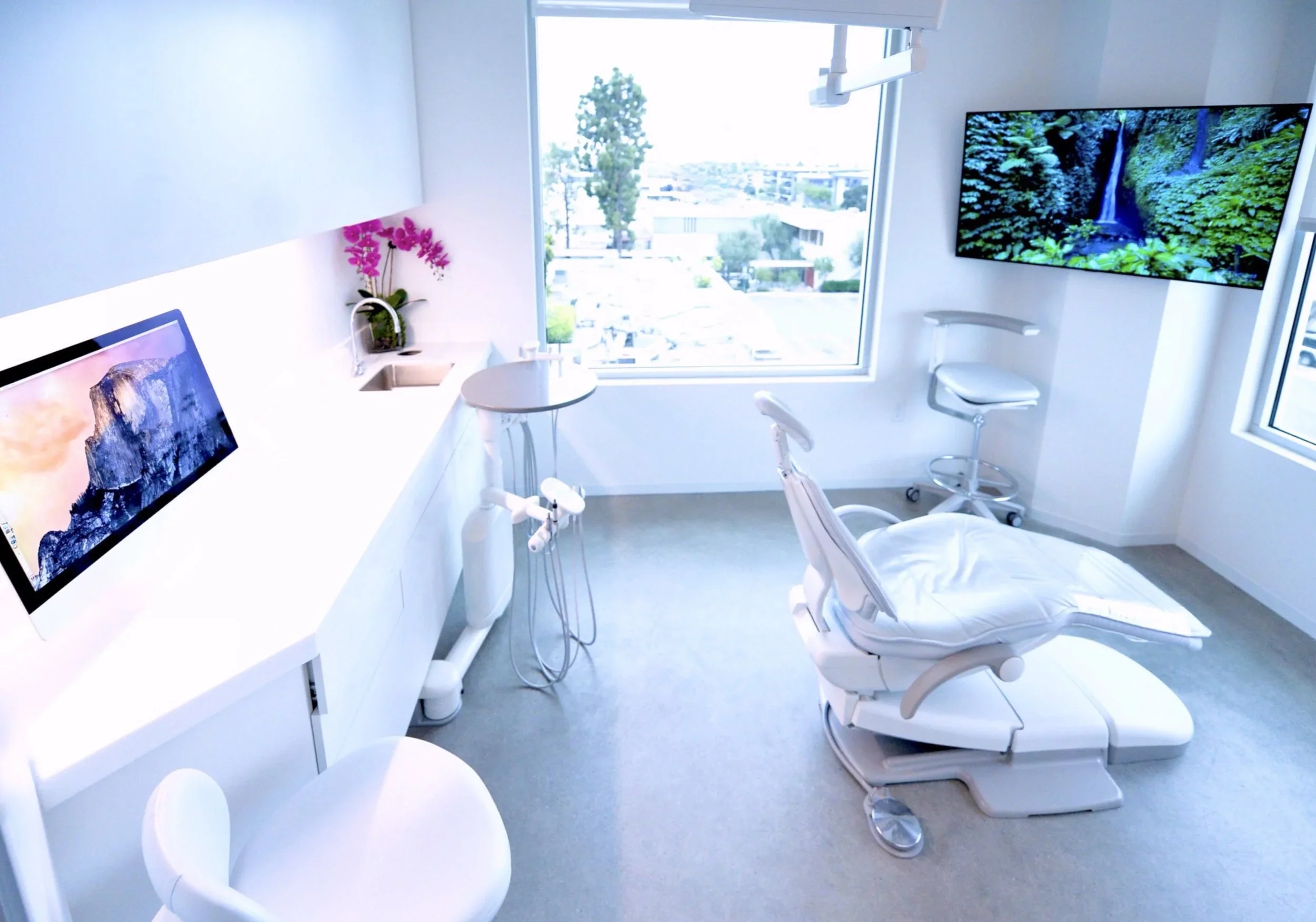 Modern Dental Office in Newport Beach by Jeremy Heldt, DDS