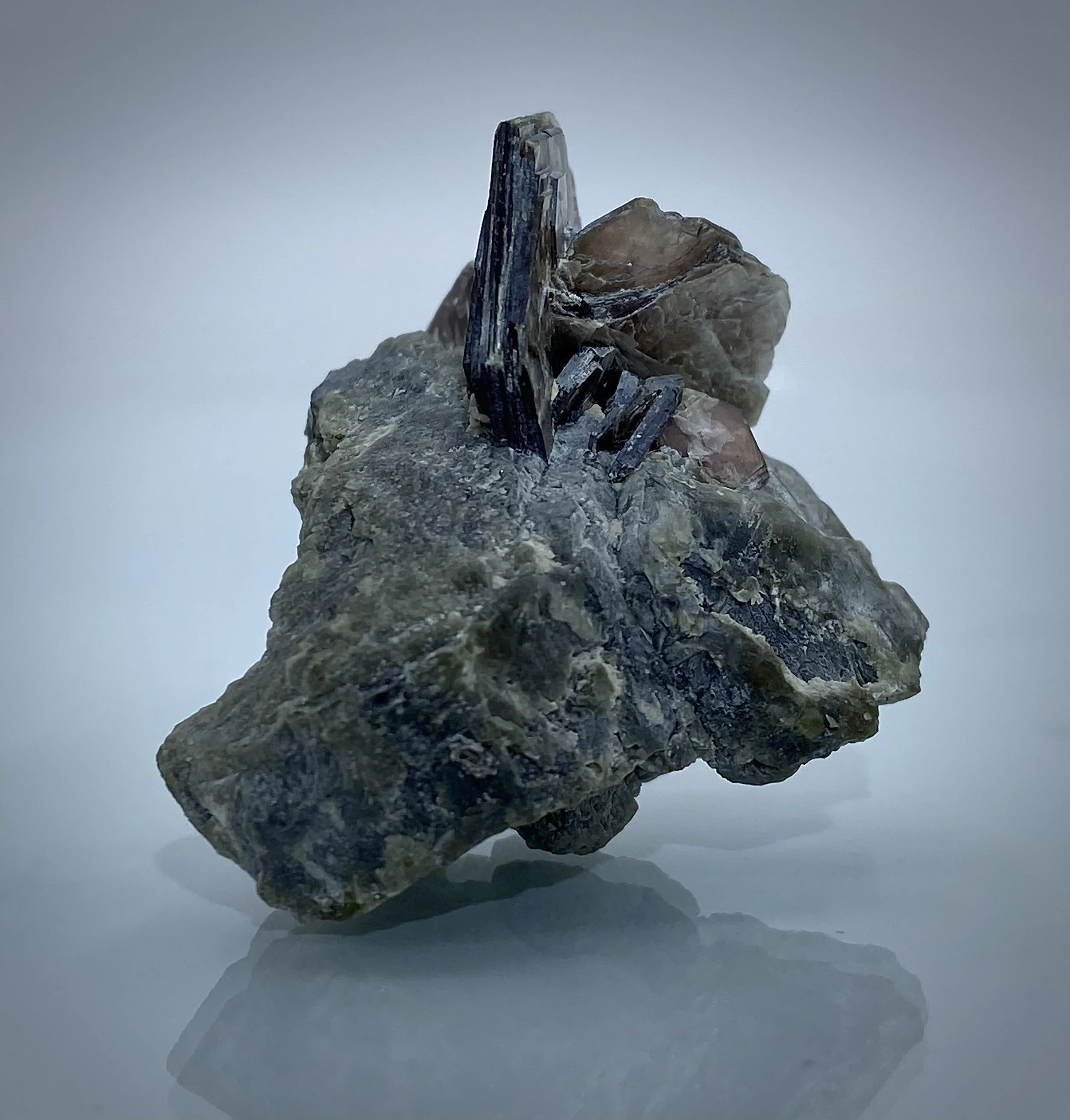 ZINNWALDITE W APATITE - MINAS GERAIS, BRAZIL 5.jpeg